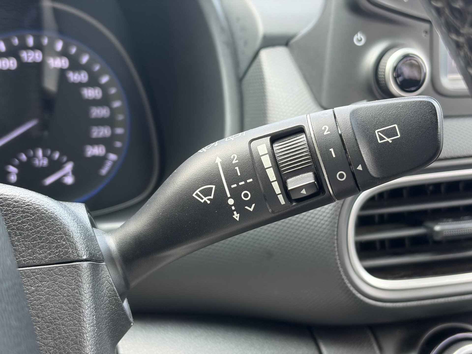 Hyundai Kona 1.0T Essence 2e Eigenaar,Trekhaak,Camera,Carplay,Navi,Clima,Cruise,6 Bak,N.A.P,120pk,Lm velgen,Rijstrooksensor,Pdc,Apk tot 03-2027