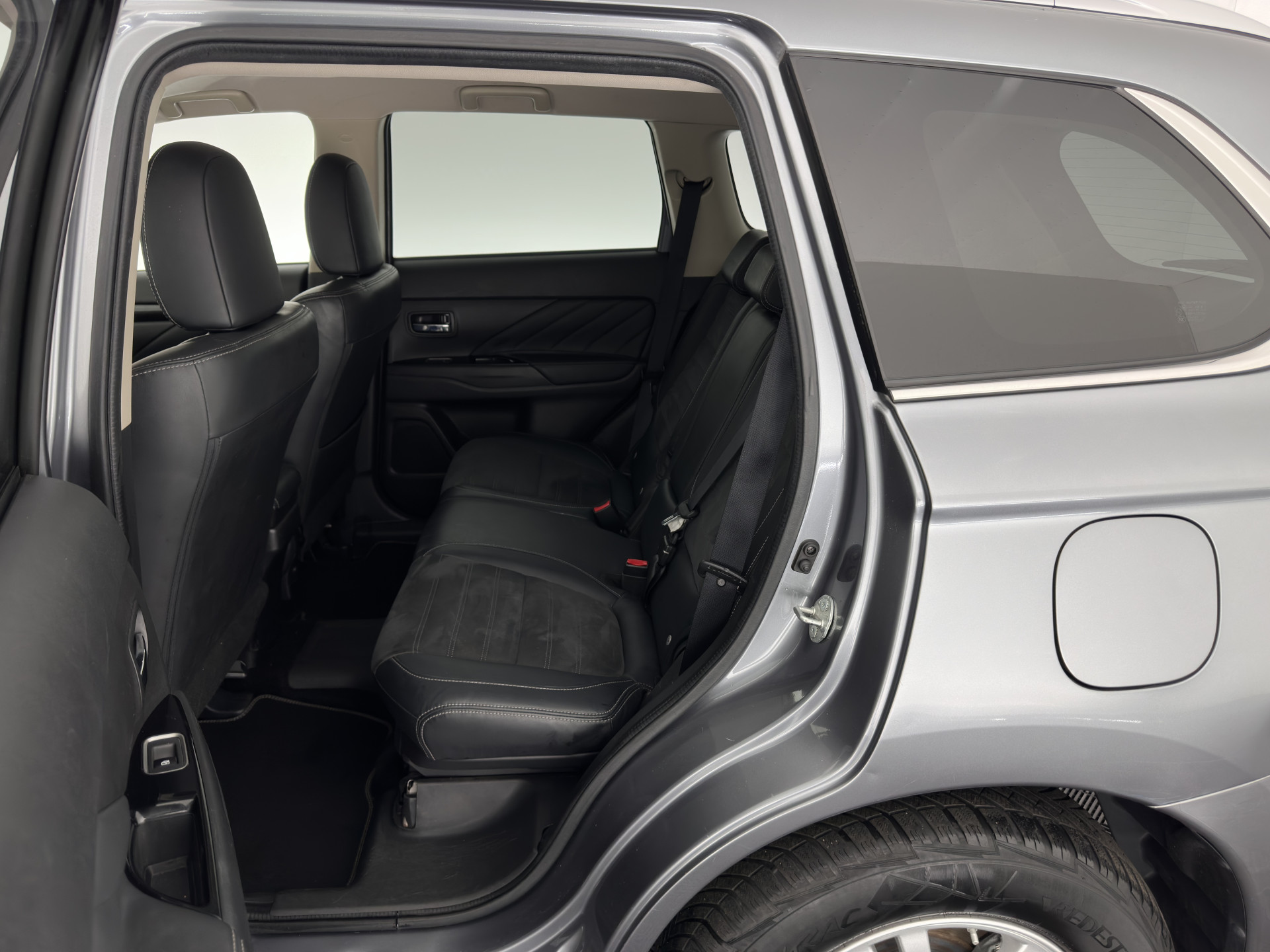 Mitsubishi Outlander 2.0 PHEV (Plug-In) Pure (INCL-BTW) Aut. *LEATHER-MICROFIBRE | COMFORTSEATS | CARPLAY | CAMERA | DAB+ | KEYLESS | PRIVACY-GLASS | SHIFT-PADDLES | TOWBAR | 16''ALU*