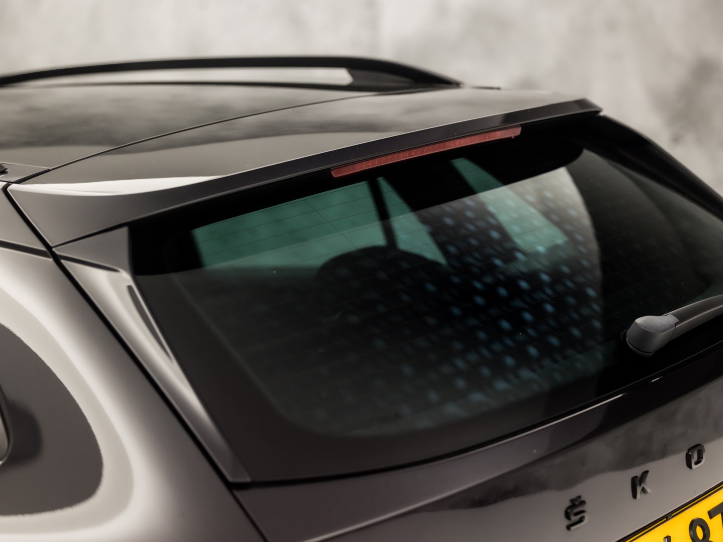 Škoda Kamiq 1.0 TSI Monte Carlo Automaat (PANORAMADAK, VIRTUAL COCKPIT, KUIPSTOELEN, APPLE CARPLAY, CAMERA, GETINT GLAS, ADAPTIVE CRUISE, KEYLESS, NIEUWSTAAT)
