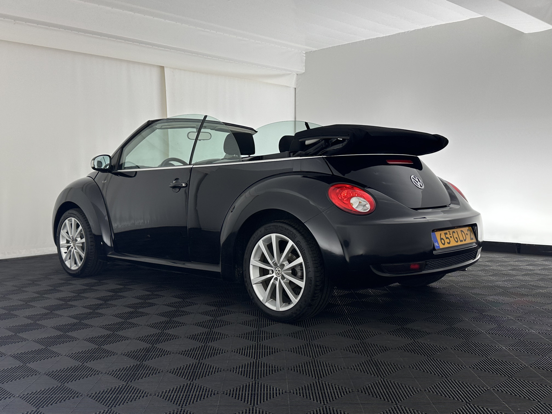 Volkswagen New Beetle Cabriolet 1.6 Highline *AIRCO | CRUISE | COMFORTSEATS | RADIO-CD/MP3 | 17''ALU*