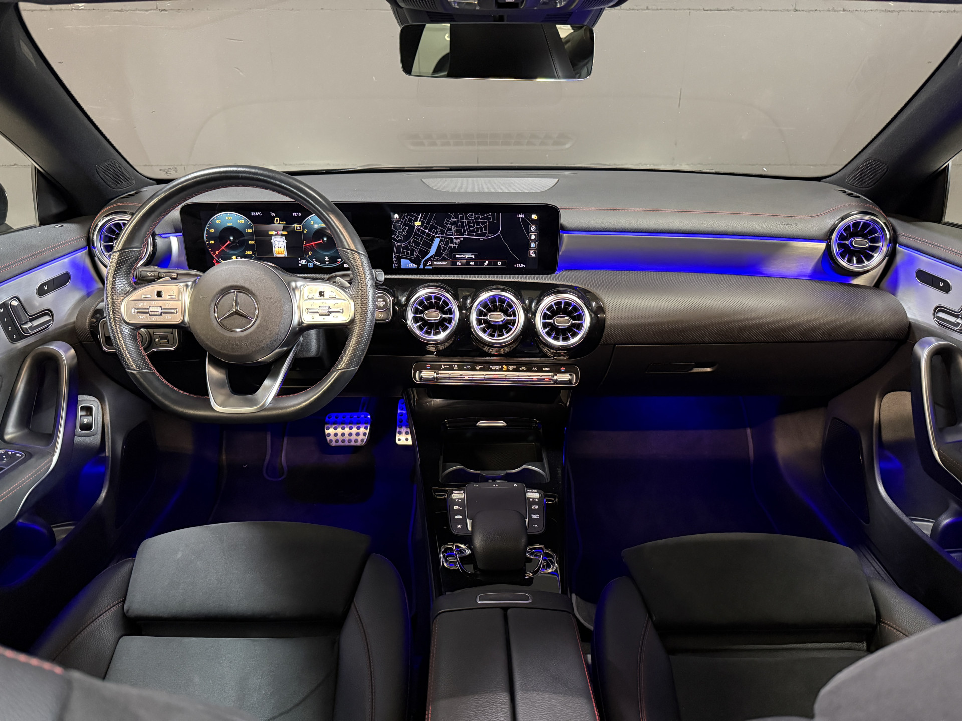 Mercedes-Benz CLA-klasse Shooting Brake 200 Business Solution AMG | Pano | Sfeerverl. | Burmester | Keyless