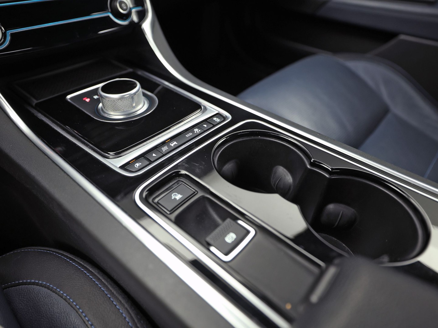 Jaguar XE 2.0 Portfolio 241Pk Automaat (NAVIGATIE, MERIDIAN AUDIO, LEDER, ELEK SPORTSTOELEN, LANE ASSIST, STUURWIEL VERWARMD, ZWART HEMEL, NIEUWSTAAT)