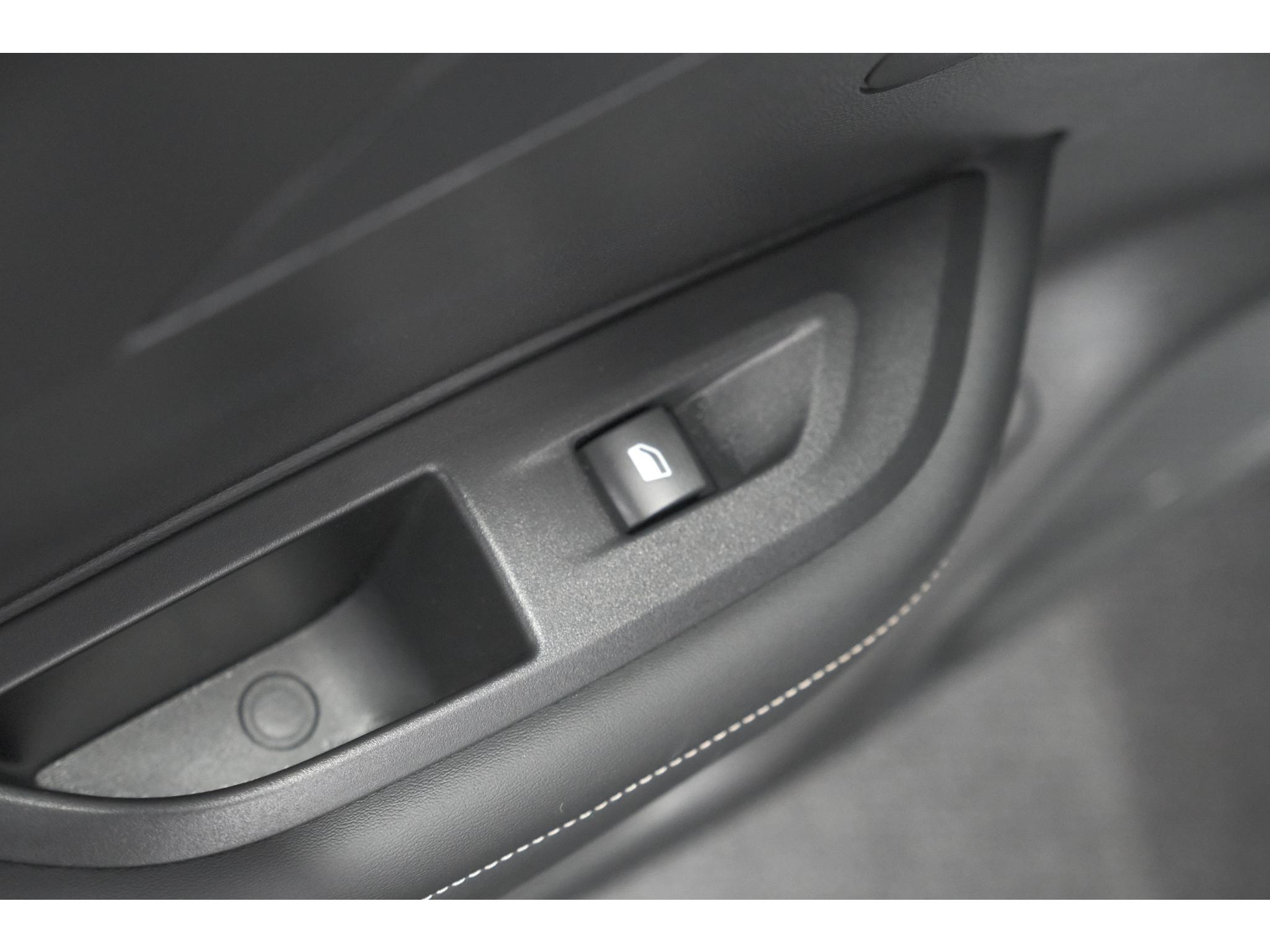 Peugeot 2008 Hybrid 136 e-DCS6 Allure | 360 Camera | Adaptieve Cruise Control | Dodehoekdetectie | Navigatie