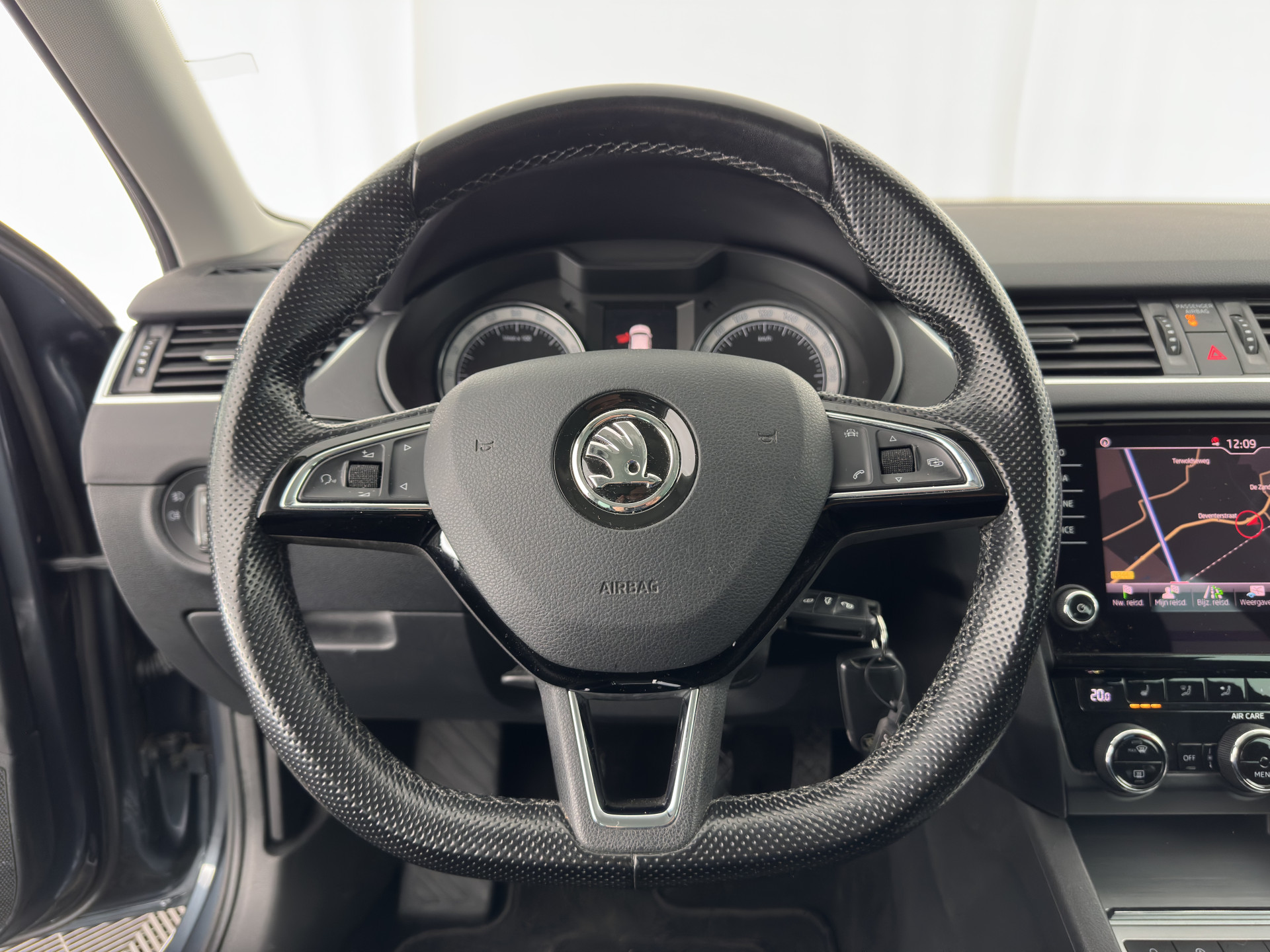 ŠKODA Octavia 1.6 TDI Greentech Ambition Business *LEATHER-FABRIC | NAVI-FULLMAP | HEATED-COMFORTSEATS | ECC | TOWBAR | PRIVACY-GLASS | PARKPILOT | CRUISE | 16''ALU *