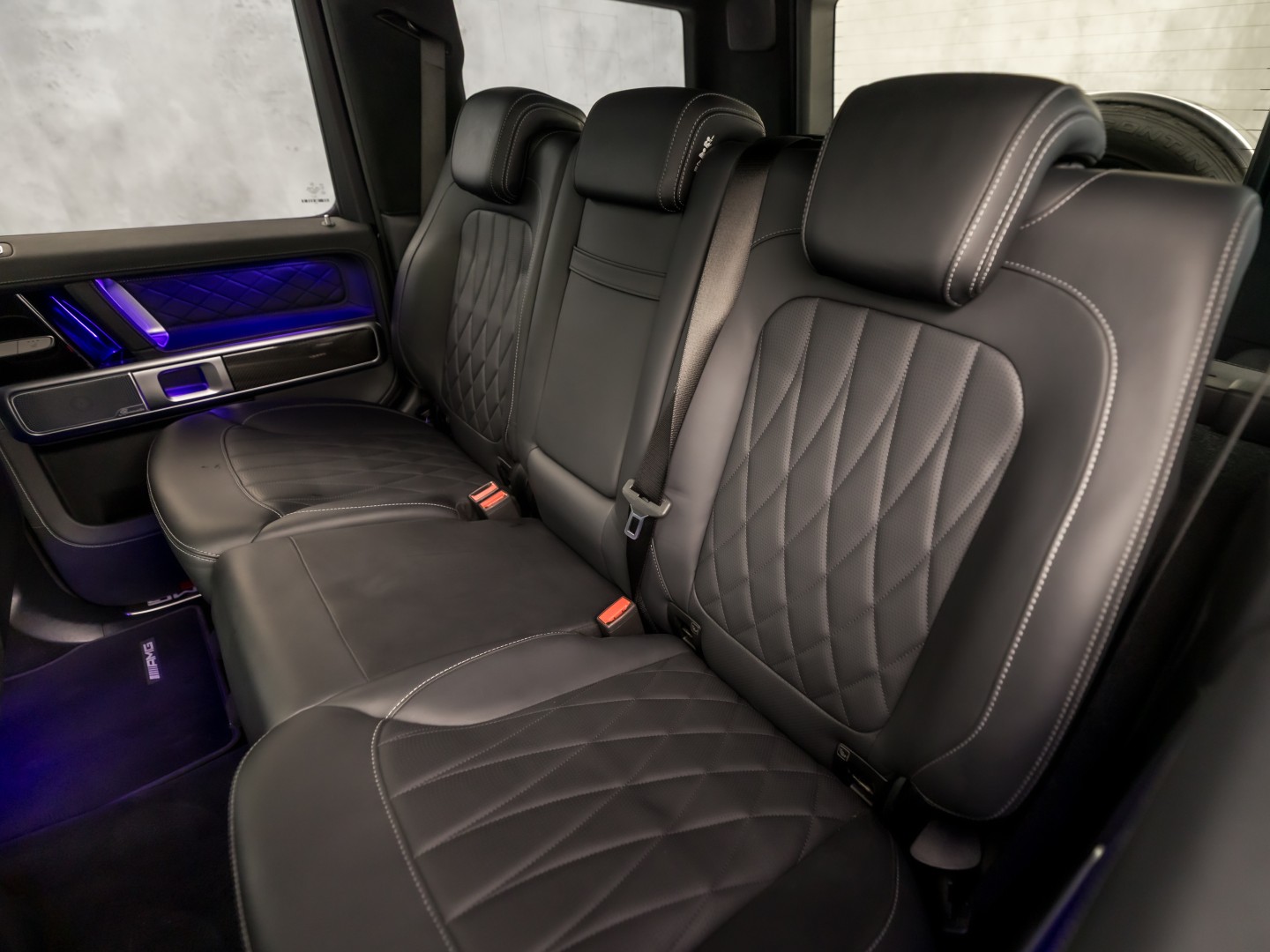 Mercedes-Benz G-Klasse 63 AMG 585Pk (SCHUIFDAK, CARBON PACK, ALCANTARA HEMEL, APPLE CARPLAY, BURMESTER, MASSAGE, STOELKOELING/VERWARMING, ADAPTIVE CRUISE, 360 CAMERA, SFEERVERLICHTING, TREKHAAK, NIEUWSTAAT)