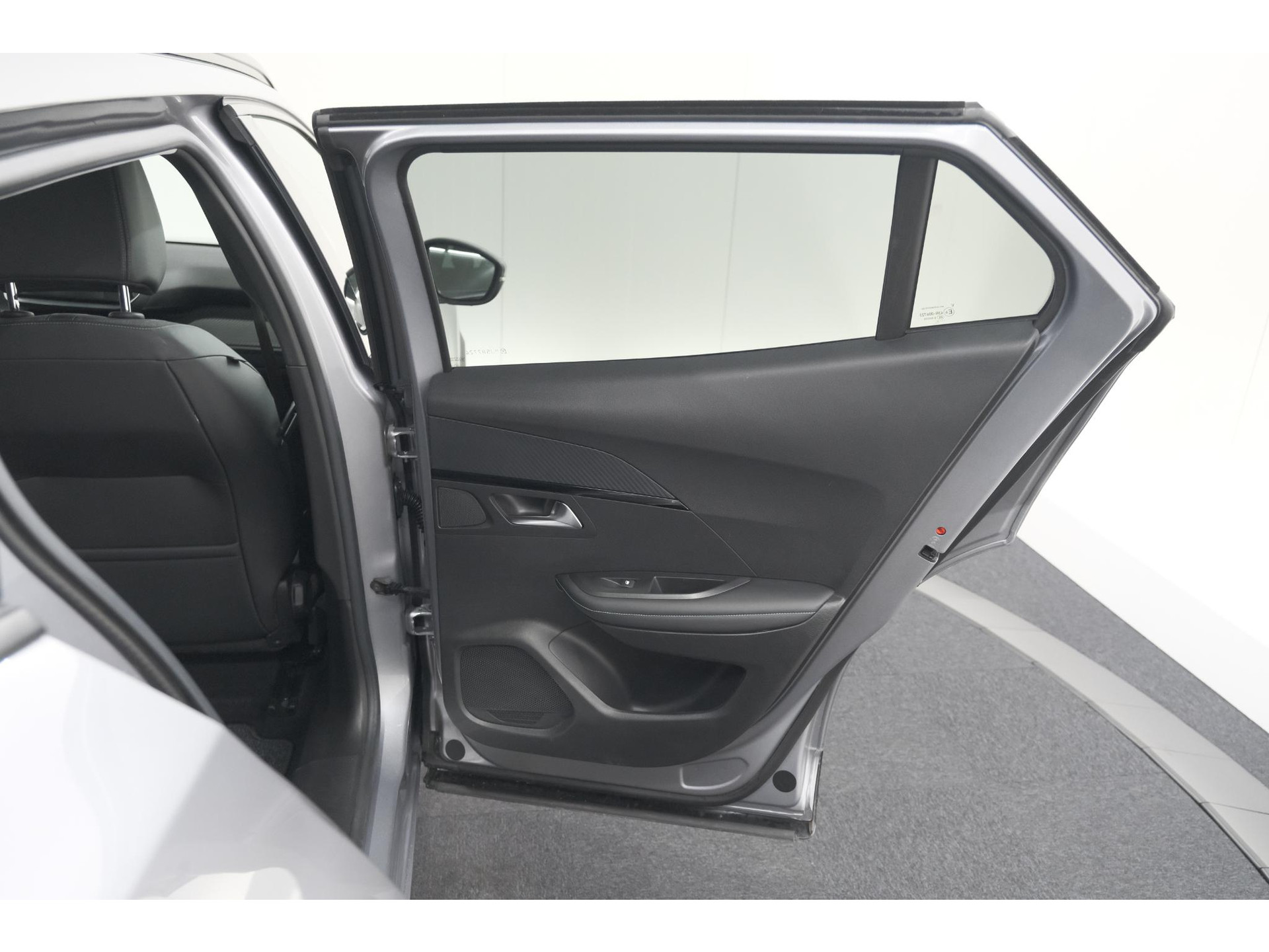 Peugeot e-2008 EV Allure 50 kWh | SOH=96.7 % | 3 Fase Laadfunctie | Camera | Navigatie | Parkeersensoren | Apple Carplay