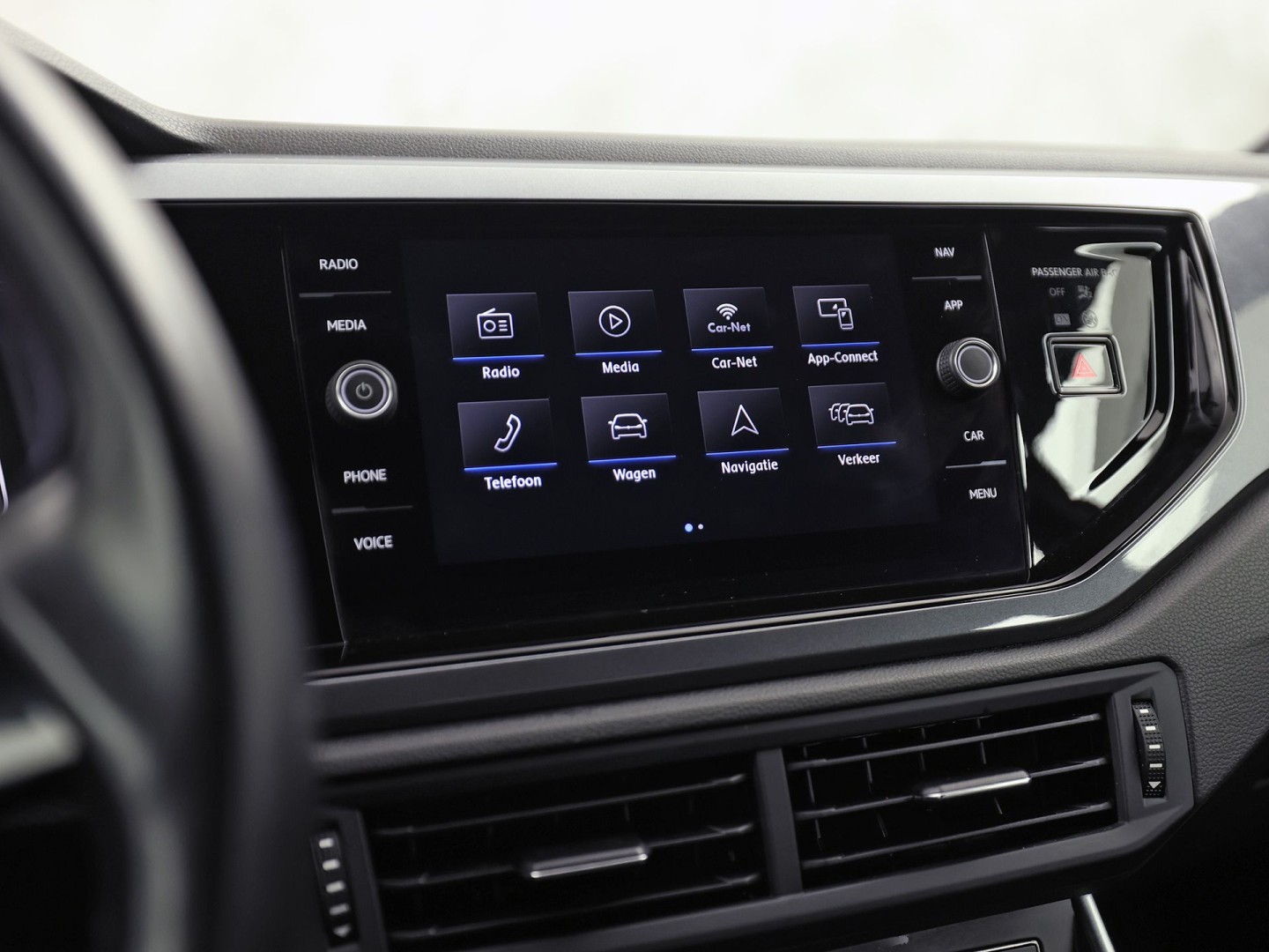Volkswagen Polo 1.0 TSI Sport Automaat (VIRTUAL COCKPIT, ZWART HEMEL, GROOT NAVI, TREKHAAK, LEDER, SPORTSTOELEN, GETINT GLAS, LM VELGEN, ADAPTIVE CRUISE, NIEUWSTAAT)