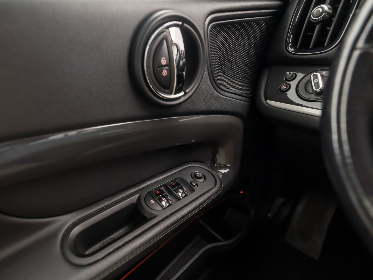 MINI Countryman 1.5 Cooper SE ALL4 Chili 225Pk Automaat (APPLE CARPLAY, GROOT NAVI, LEDER, STOELVERWARMING, SPORTSTOELEN, GETINT GLAS, ADAPTIVE CRUISE, NIEUWSTAAT)