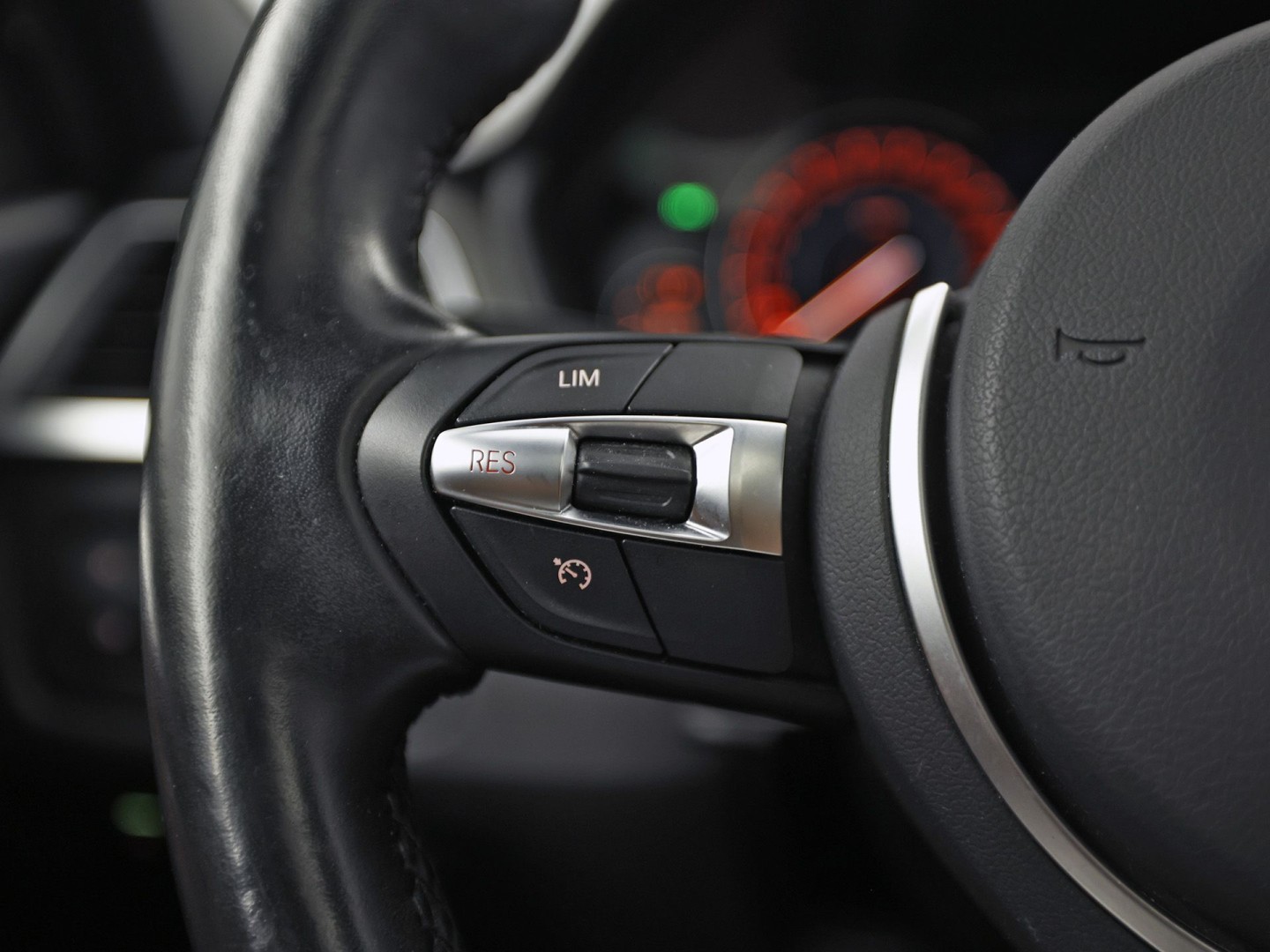 BMW 3 Serie 318i M Sport Automaat (PANORAMADAK, M PAKKET, GROOT NAVI, CAMERA, DEALER ONDERHOUDEN, COGNAC LEDER, SPORTSTOELEN, STOELVERWARMING, VIRTUAL COCKPIT, NIEUWSTAAT)