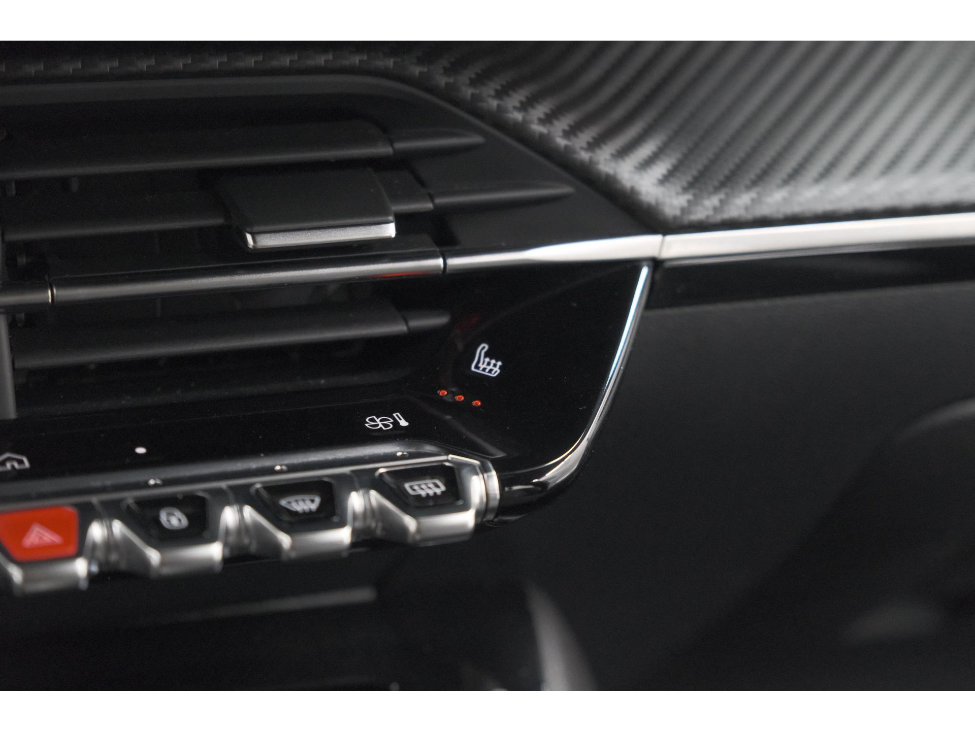 Peugeot 2008 PureTech 130 EAT8 Allure | Allseason banden | 360 Camera | Dodehoekdetectie | Apple Carplay | Stoelverwarming