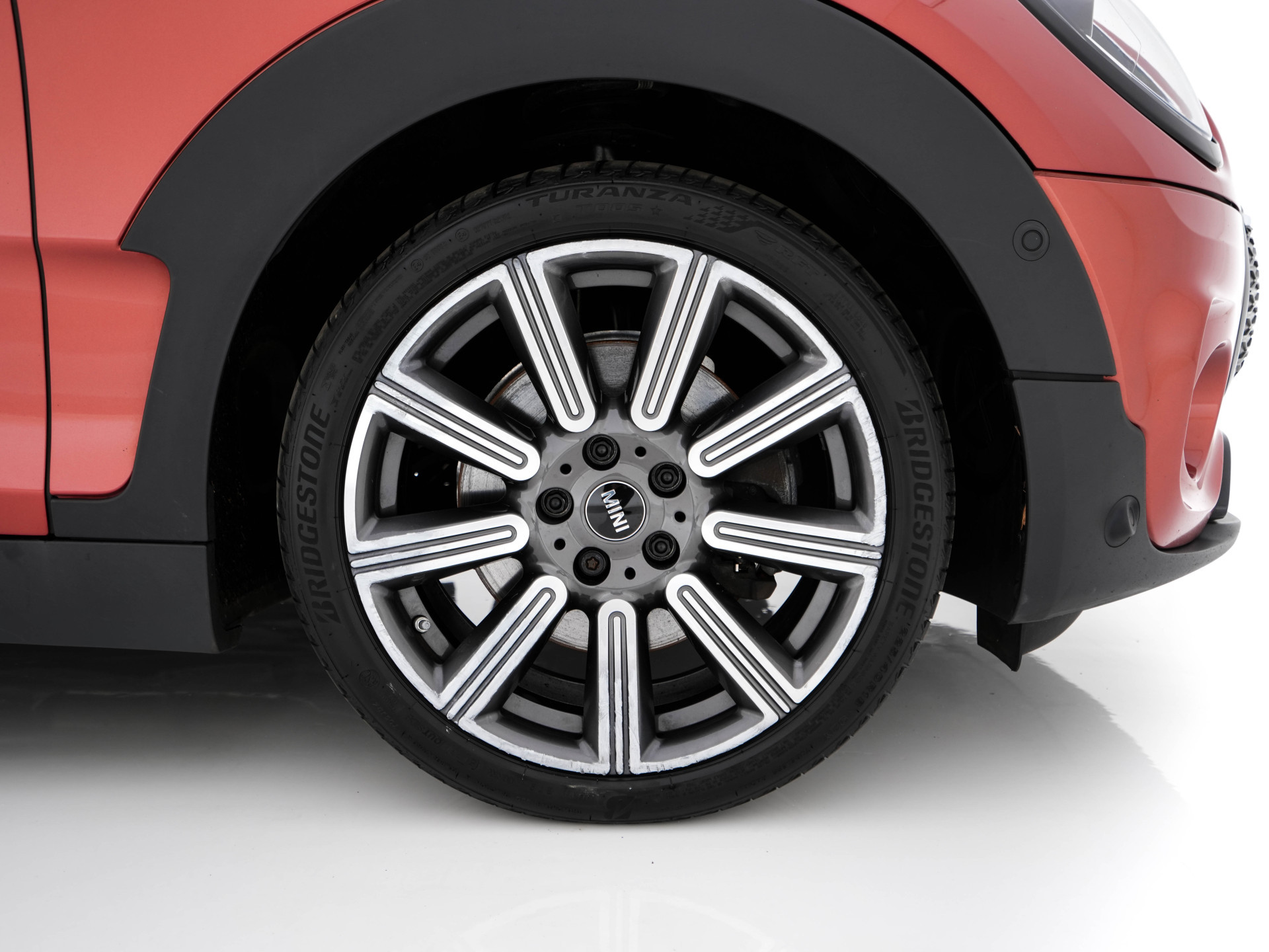 MINI Mini Clubman 2.0 Cooper S ALL4  Premier Plus JCW (INCL-BTW) Aut * PANO | LEATHER | FULL-LED | HEATED-SPORTSEATS | DIGI-COCKPIT | AMBIENT-LIGHT | PRIVACY-GLASS | HEAD-UP | PDC | CAMERA | DAB  | KEYLESS | TOWBAR | 18"ALU*