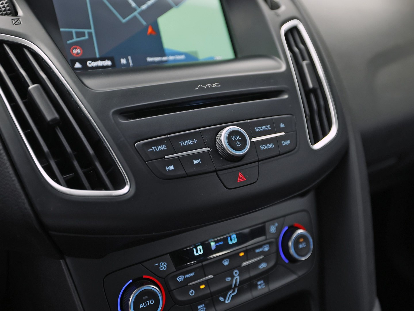 Ford Focus Wagon 1.0 Sport (APPLE CARPLAY, GROOT NAVI, CAMERA, CLIMATE, SPORTSTOELEN, TREKHAAK, CRUISE, NIEUWSTAAT)
