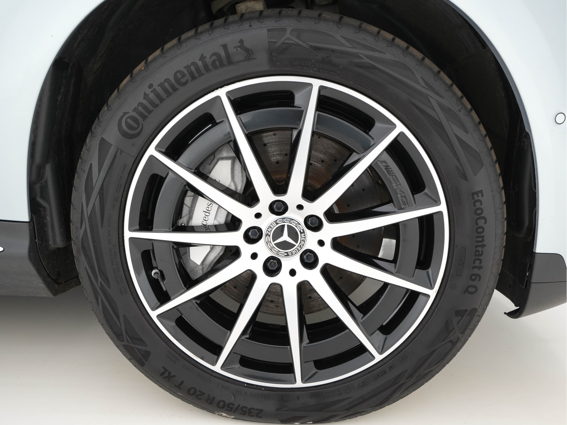 Mercedes-Benz EQC 400 4MATIC AMG-Pack Premium Plus 80 kWh (3-Fase) {SOH-94%} (INCL-BTW) *PANO | WIDESCREEN | HEAD-UP | DISTRONIC | MULTI-BEAM | BURMESTER-AUDIO | MEMORY-PACK | TOP-VIEW | KEYLESS | LEATHER | SPORT-SEATS | DAB+ | AMBIENT-LIGHT | 20''