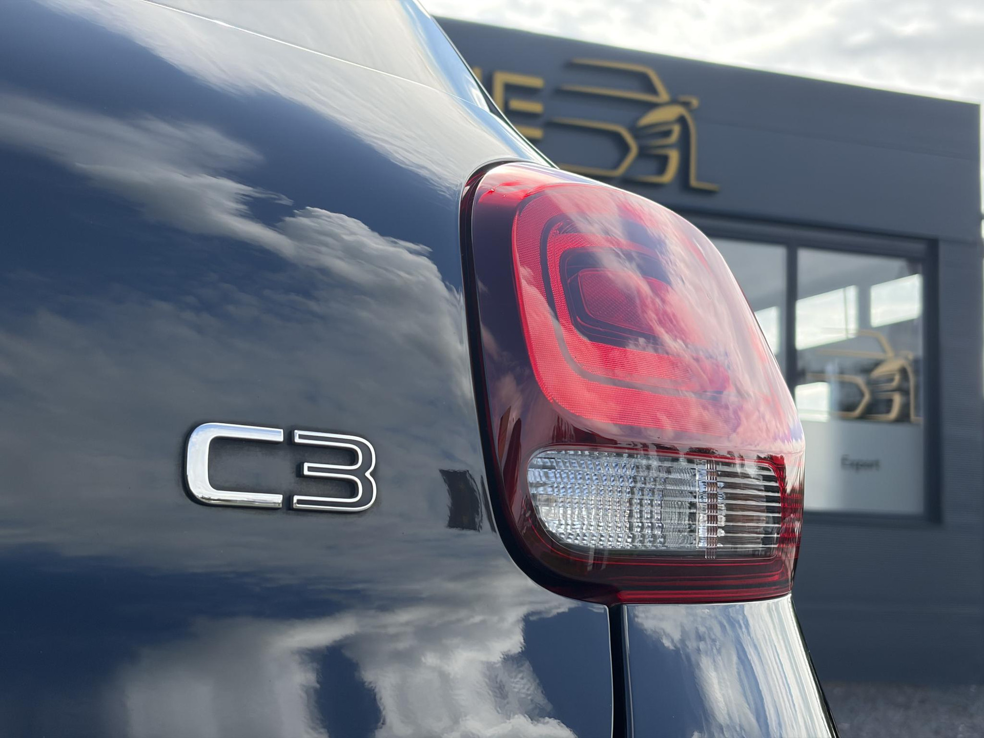 Citroen C3 1.2 PureTech Shine ✓Dealer Onderhouden✓2e Eigenaar✓Carplay✓Camera✓Navi✓Clima✓Cruise✓Pdc V+A✓Keyless✓Halfleder✓Trekhaak✓Rijstrooksensor✓Dodehoeksensor✓17'' Lm velgen✓N.A.P✓Nieuwe Apk bij Aflevering
