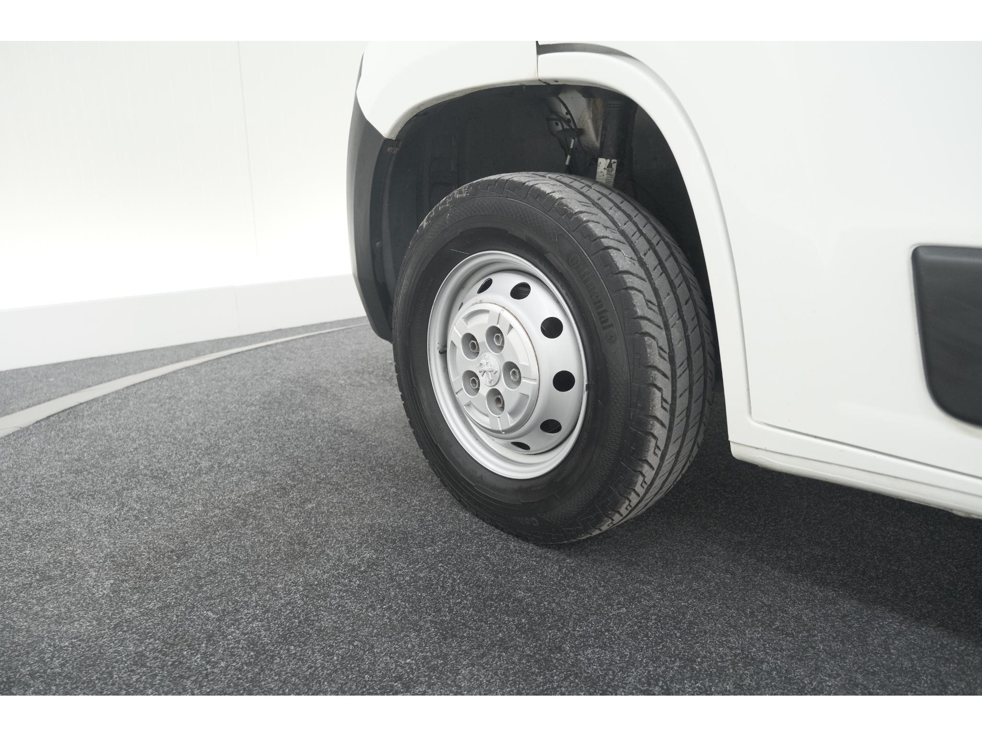 Peugeot Boxer 330 2.2 BlueHDi 140 L2H2 Premium | Navigatie | Houtenvloer In Laadruimte | Airco
