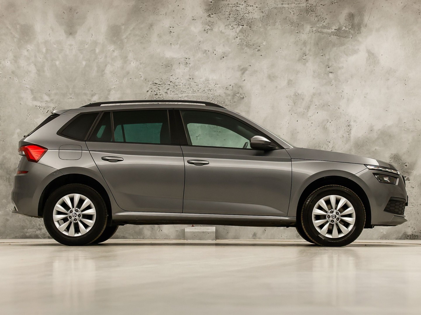 Škoda Kamiq 1.0 TSI Sport Automaat (KUIPSTOELEN, VIRTUAL COCKPIT, APPLE CARPLAY, GROOT NAVI, STOELVERWARMING, ADAPTIVE CRUISE, GETINT GLAS, ZWART HEMEL, NIEUWSTAAT)