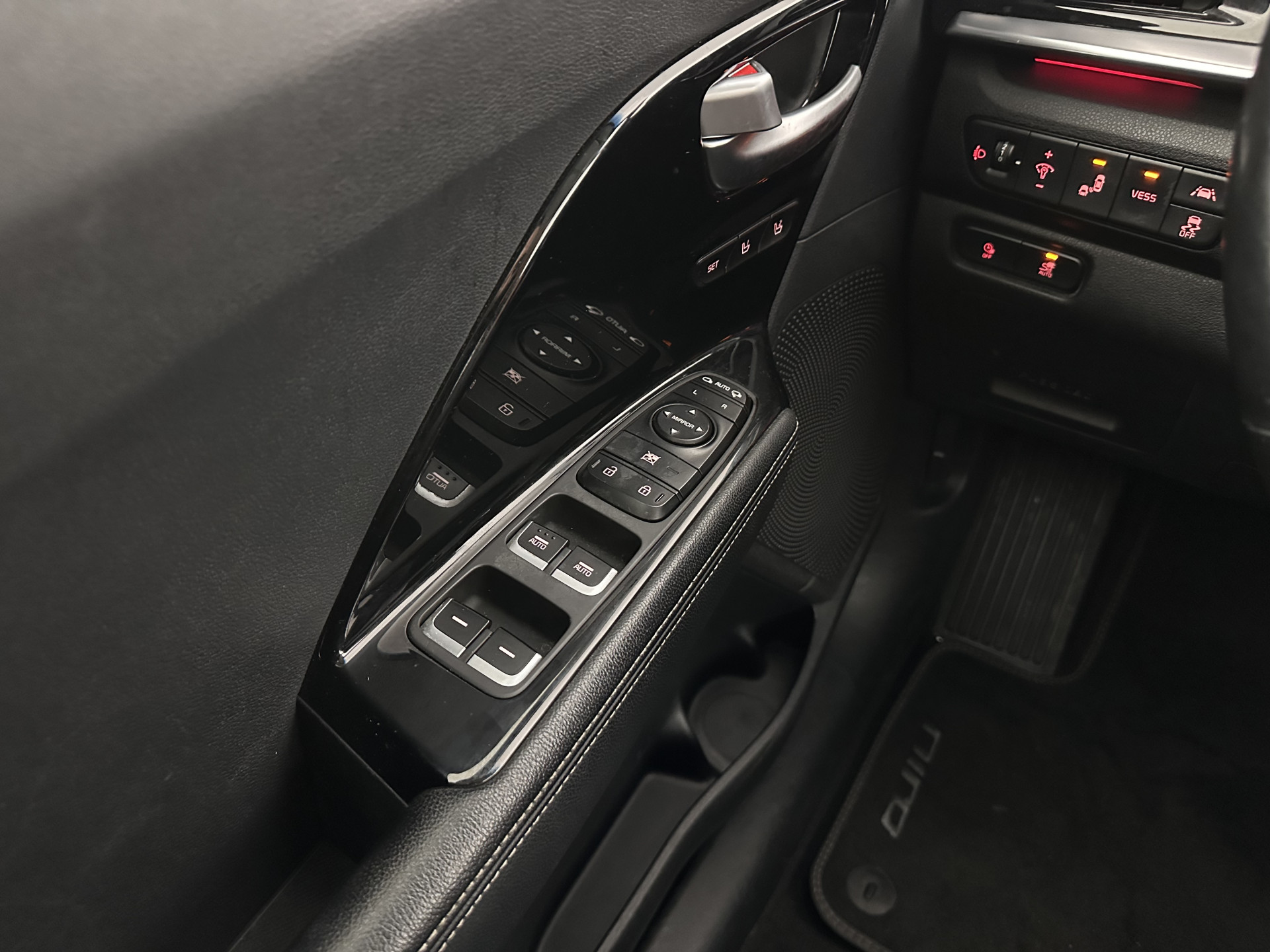 Kia e-Niro ExecutiveLine 64 kWh [ 3-Fase ] {SOH-100%} (INCL-BTW) Aut.*HEATPUMP | LEATHER | FULL-LED | NAVI-FULLMAP | ADAPTIVE-CRUISE | CAMERA | MEMORY-PACK | LANE-ASSIST | HEATED-COMFORTSEATS | SHIFTPADDLES | KEYLESS | DIGI-COCKPIT | PRIVACYGLAS