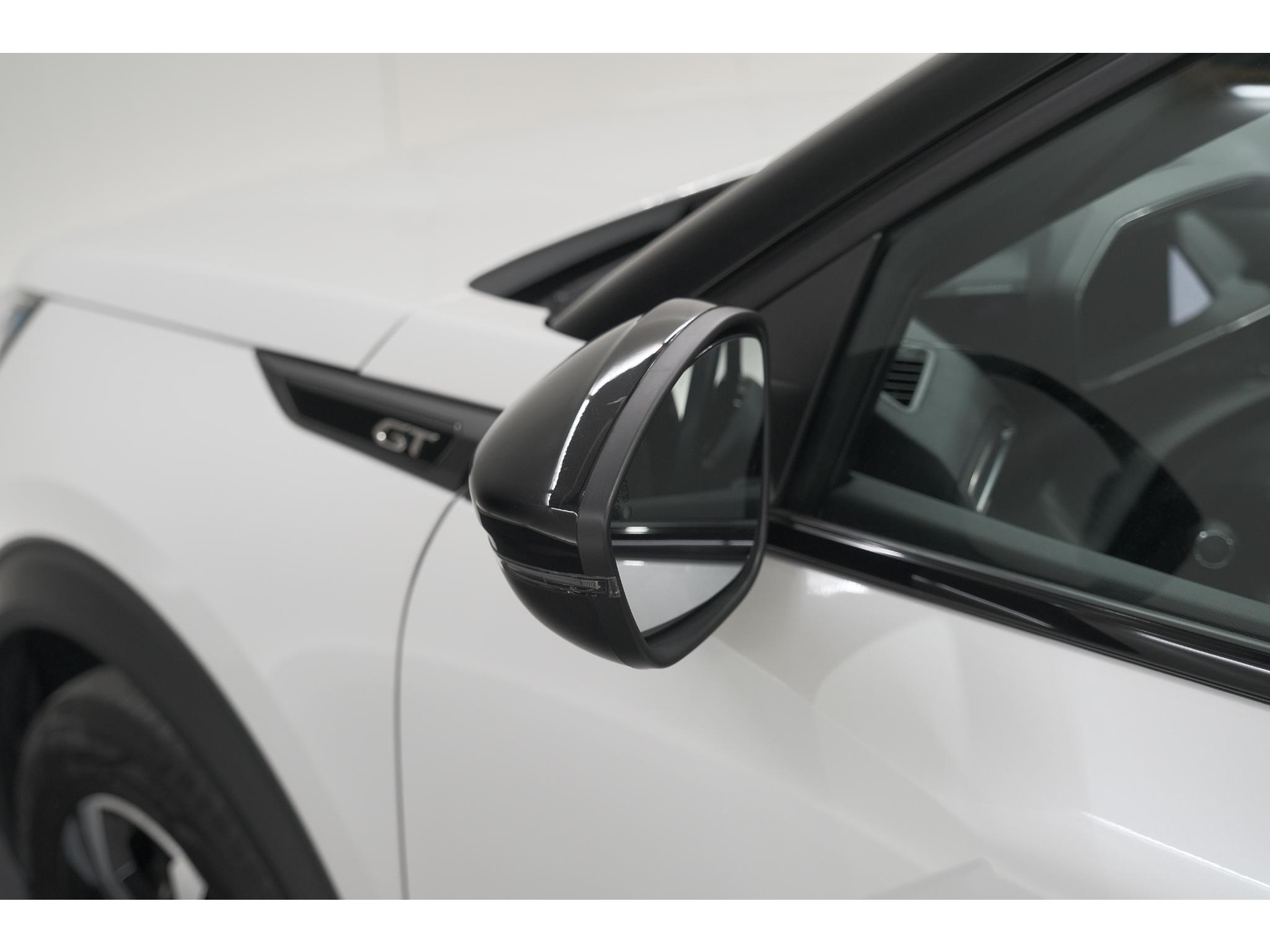 Peugeot 2008 PureTech 130 GT | Elektrisch Panoramadak | Camera | Dodehoekdetectie | Navigatie
