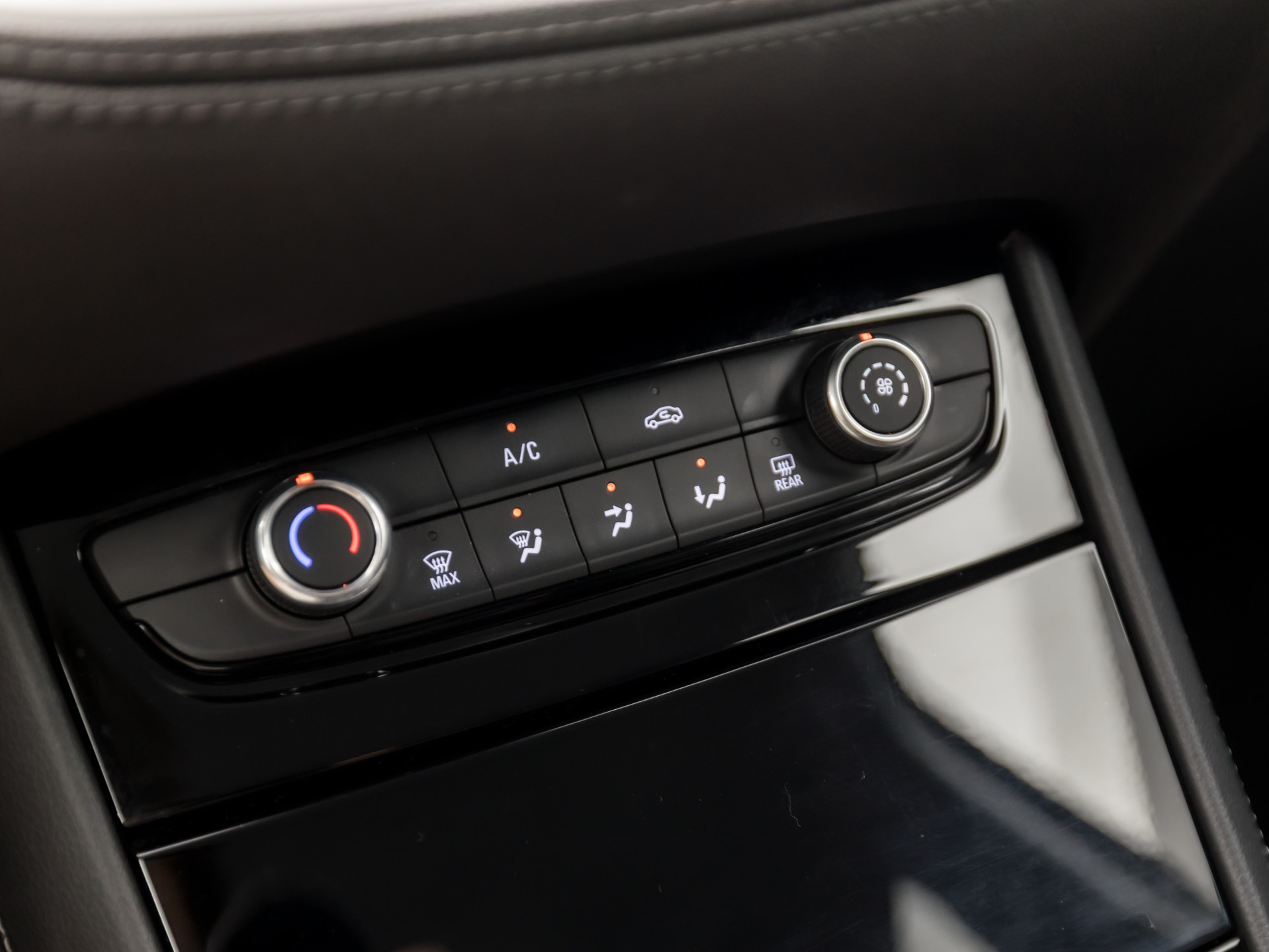 Opel Grandland X 1.2 Turbo Sport (APPLE CARPLAY, NAVIGATIE, GETINT GLAS, CRUISE, SPORTSTOELEN, ARMSTEUN, LM VELGEN, NIEUWE APK, NIEUWSTAAT)