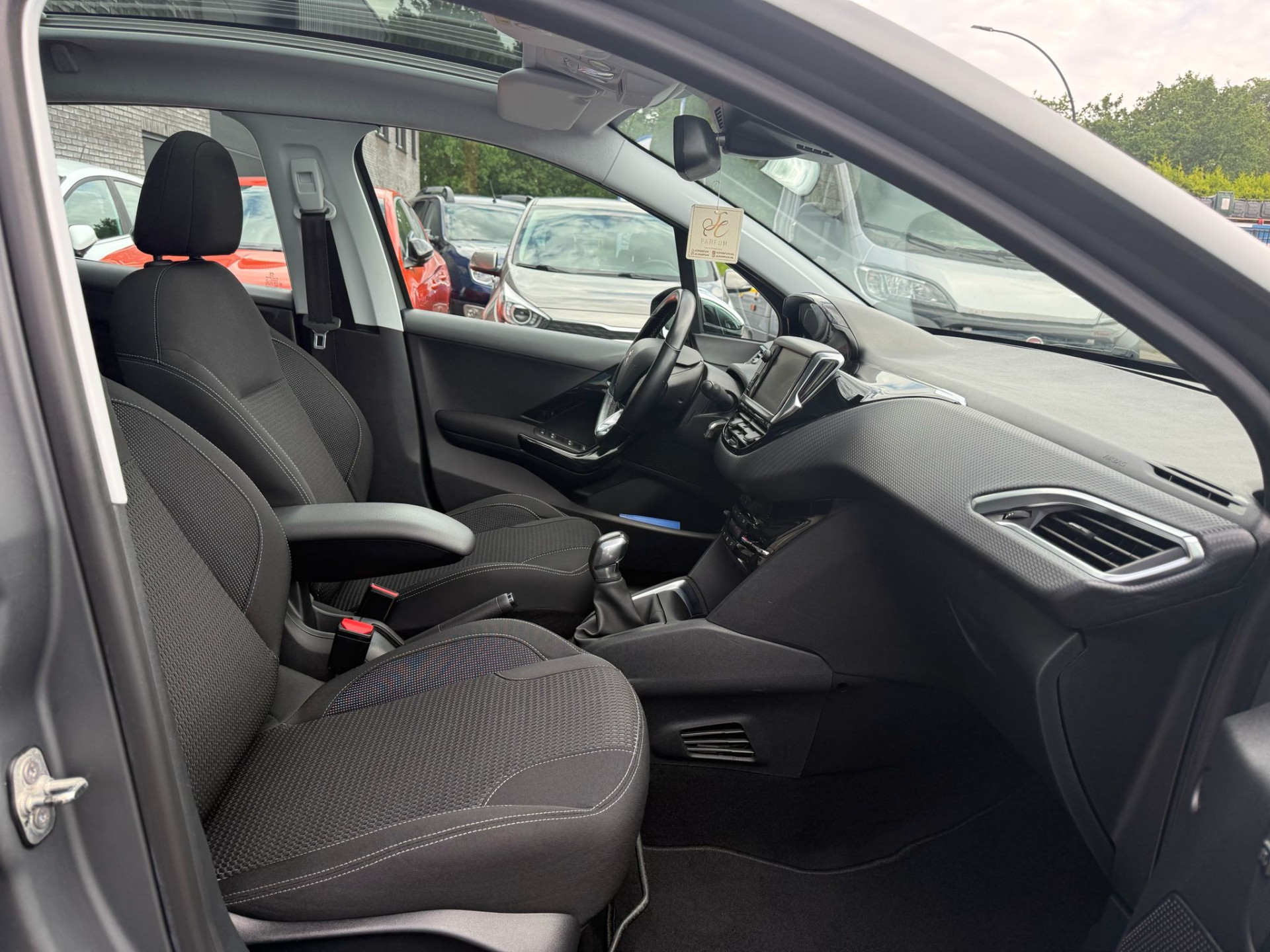 Peugeot 208 1.2 110PK Allure | 2E EIGENAAR | 3/6/12MND GARANTIE | PANO | DAB | CARPLAY | NAVI | CRUISE | JBL | AIRCO | TREKHAAK | MAT |