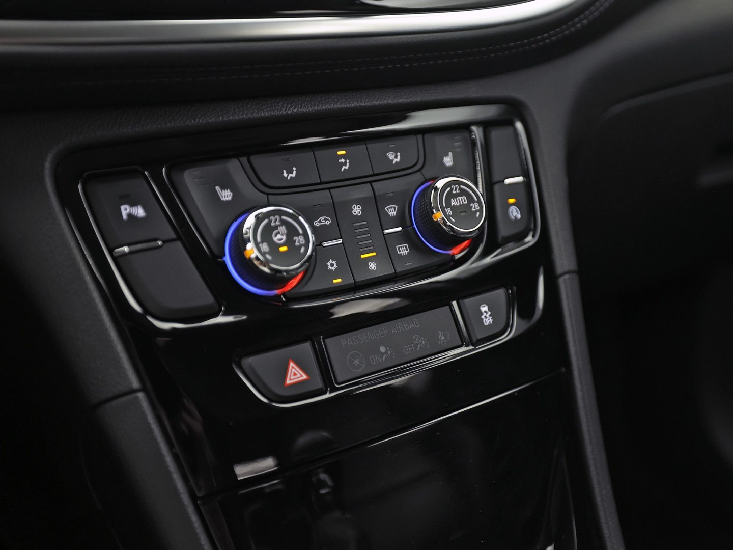 Opel Mokka X 1.4 Turbo Innovation Sport (GROOT NAVI, APPLE CARPLAY, STUUR/STOELVERWARMING, TREKHAAK, LEDER, CRUISE, LM VELGEN, NIEUWE APK)