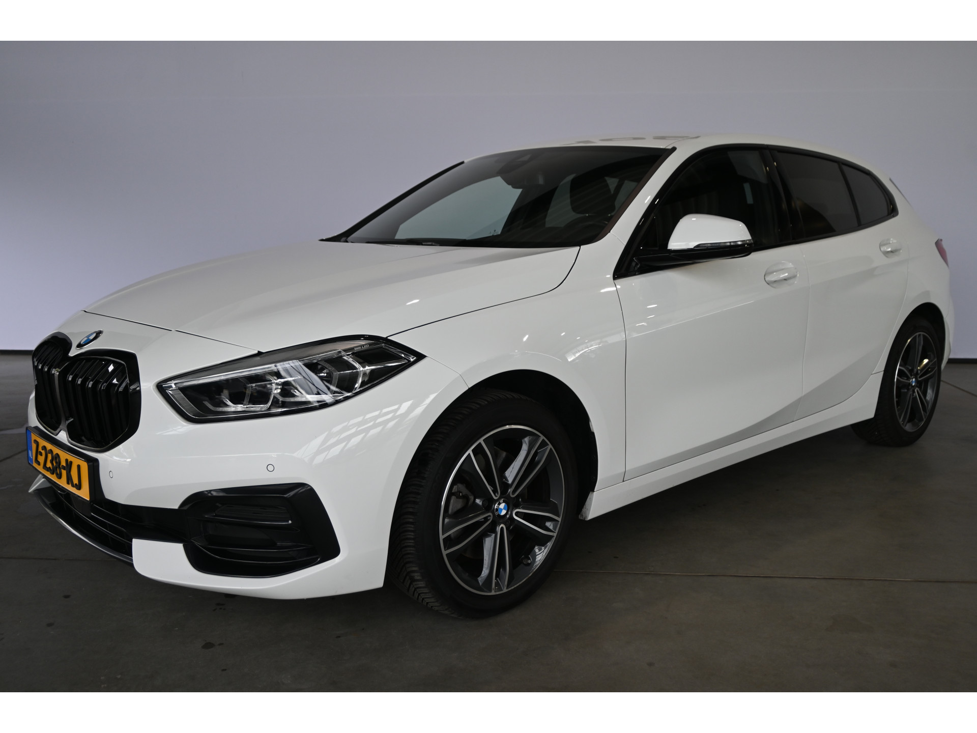 BMW 1-serie 118i High Executive Automaat Clima Virtual Cockpit LED Stoelverwarming CarPlay 100% Onderhouden! Inruil mogelijk!