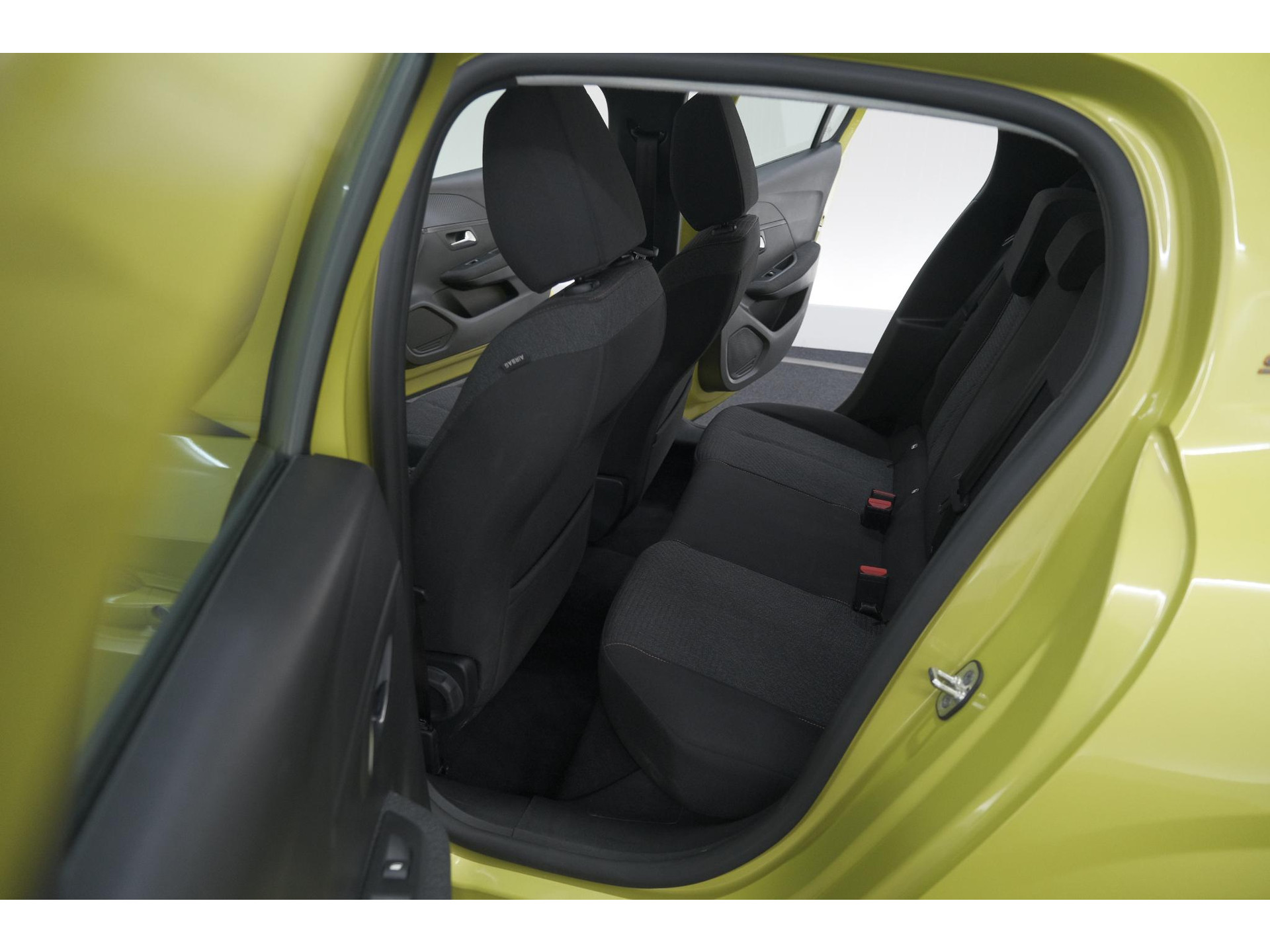 Peugeot 208 1.2 Hybrid 110 e-DCS6 Style | Parkeersensoren | Apple Carplay | Cruise Control | Airco