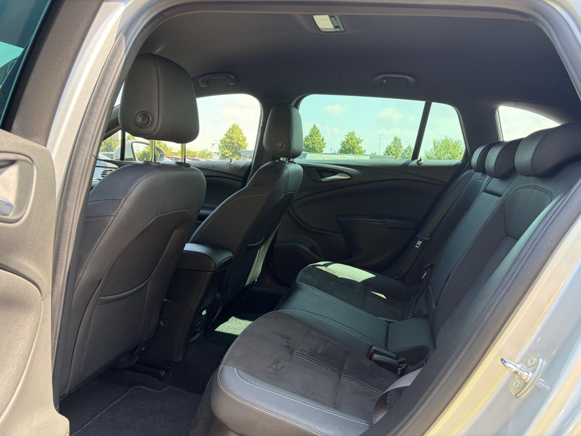 Opel Astra Sports Tourer 1.2 Ultimate 146pk,Afn Trekhaak,Camera,Keyless,Carplay,6 Bak,Stoelverw,Lm velgen,Alcantara-Leder,Dealer Onderhouden,Clima,Cruise,Dodehoek,Rijstrooksensor,N.A.P,Pdc V+A,Apk tot 07-2028