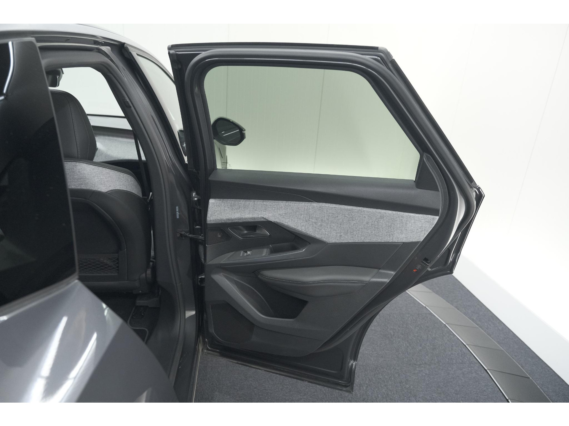 Peugeot 3008 1.2 Hybrid 136 GT | Panoramdak | 360 Camera | Stoelverwarming | Elektrische Kofferklep | Allseason Banden