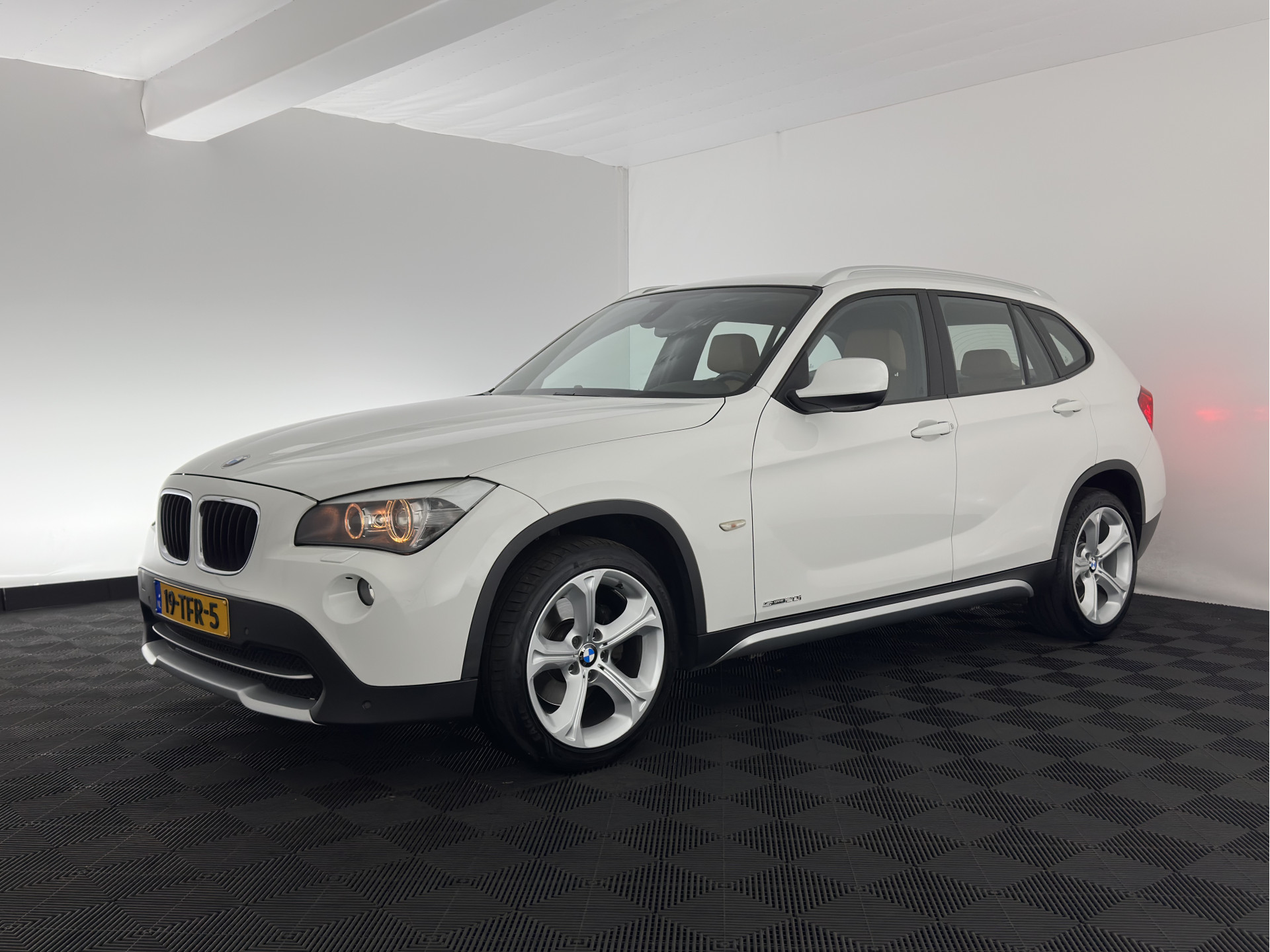BMW X1 sDrive20i Business Aut. *LUXURY-LEATHER | XENON | HEATED-COMFORTSEATS | NAVI-FULLMAP | ECC | PDC | CRUISE | 18''ALU*