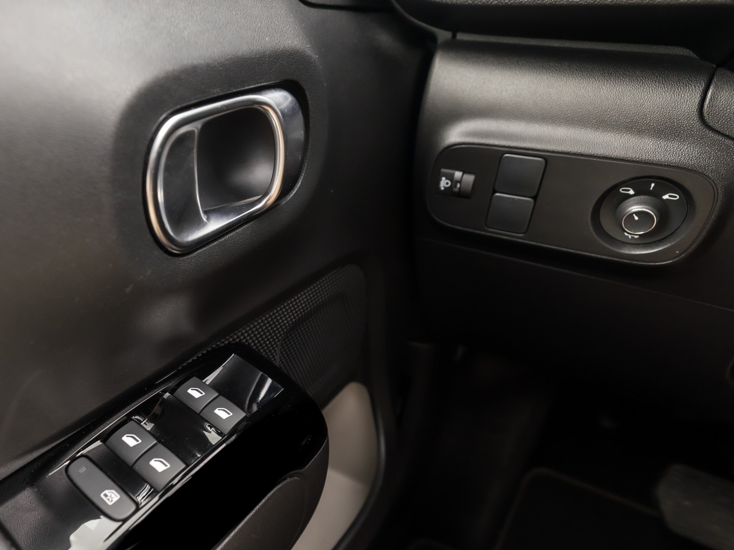 Citroën C3 1.2 PureTech Shine Sport Automaat (APPLE CARPLAY, GROOT NAVI, CAMERA, LEDER, STOELVERWARMING, SPORTSTOELEN, GETINT GLAS, CRUISE, NIEUWSTAAT)