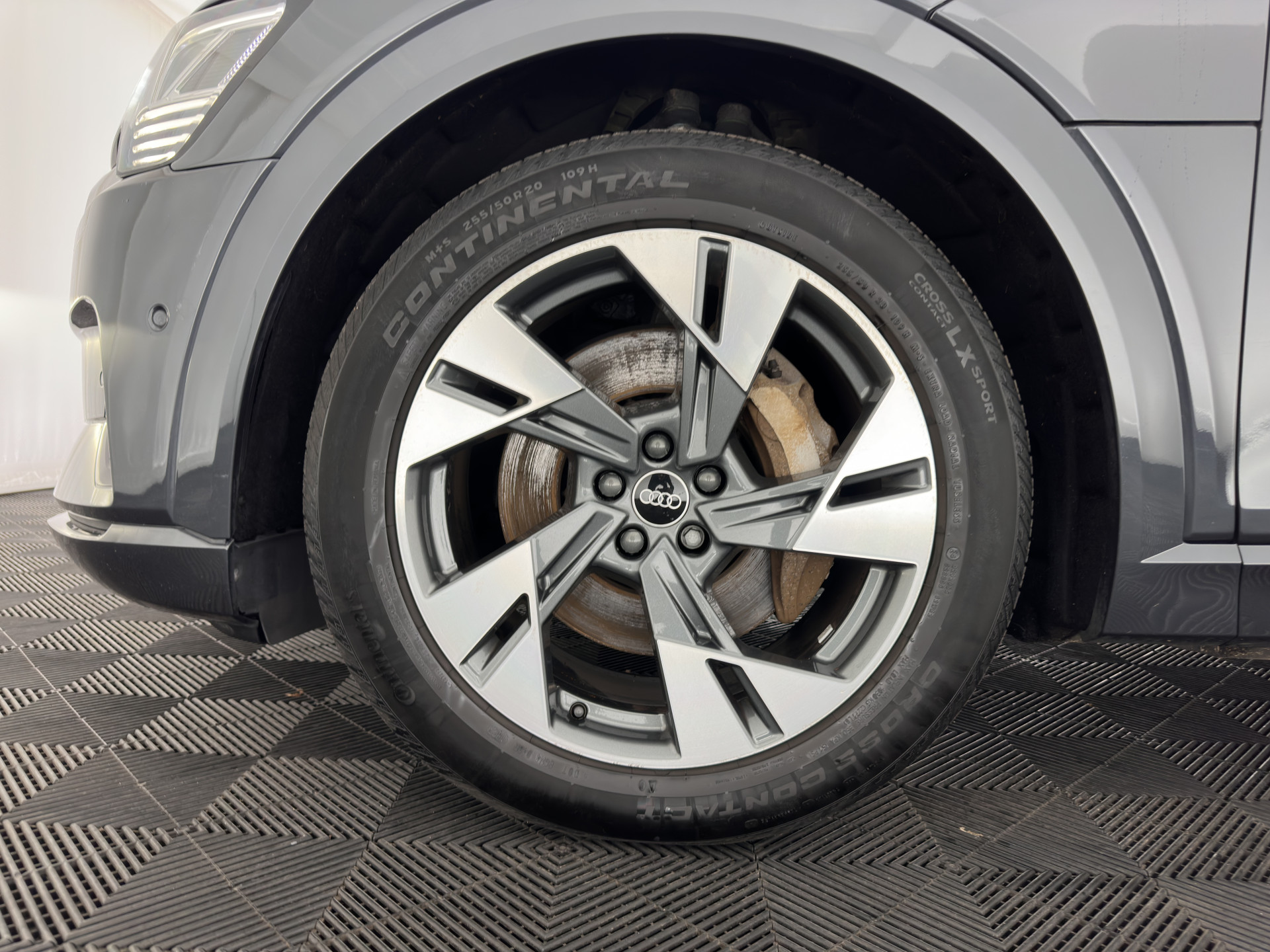 Audi e-tron 55 quattro Business edition Plus 95 kWh [ 3-Fase ] {SOH-88%} (INCL-BTW) *PANO | LUXURY-LEATHER | ADAPTIVE-CRUISE | FULL-LED | DIGI-COCKPIT | KEYLESS | MEMORY-PACK | CAMERA | NAVI-FULLMAP | SHIFT-PADDLES | DAB+ | COMFORT-SEATS | 20''ALU*