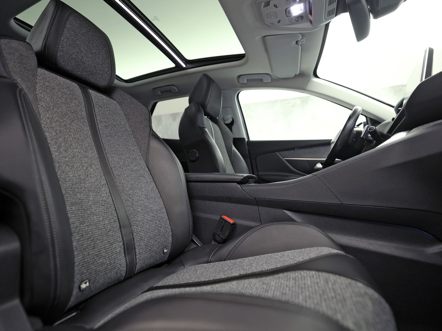 Peugeot 3008 1.2 PureTech Sport Automaat (PANORAMADAK, APPLE CARPLAY, GROOT NAVI, 360 CAMERA, LEDER, STOELVERWARMING, SPORTSTOELEN, GETINT GLAS, KEYLESS, DRIVE SELECT, NIEUWSTAAT)