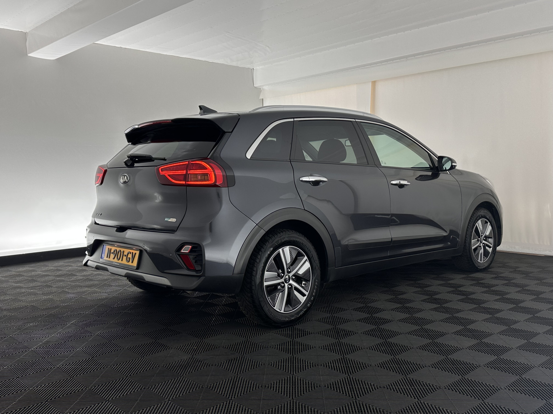 Kia Niro 1.6 GDi Hybrid DynamicPlusLine (INCL.BTW) Aut. *LEATHER | FULL-LED | ADAPTIVE-CRUISE | BLINDSPOT | HEATED-COMFORTSEATS | CAMERA | KEYLESS | NAVI-FULLMAP | AMBIENTLIGHT | LANE-ASSIST | 16''ALU*