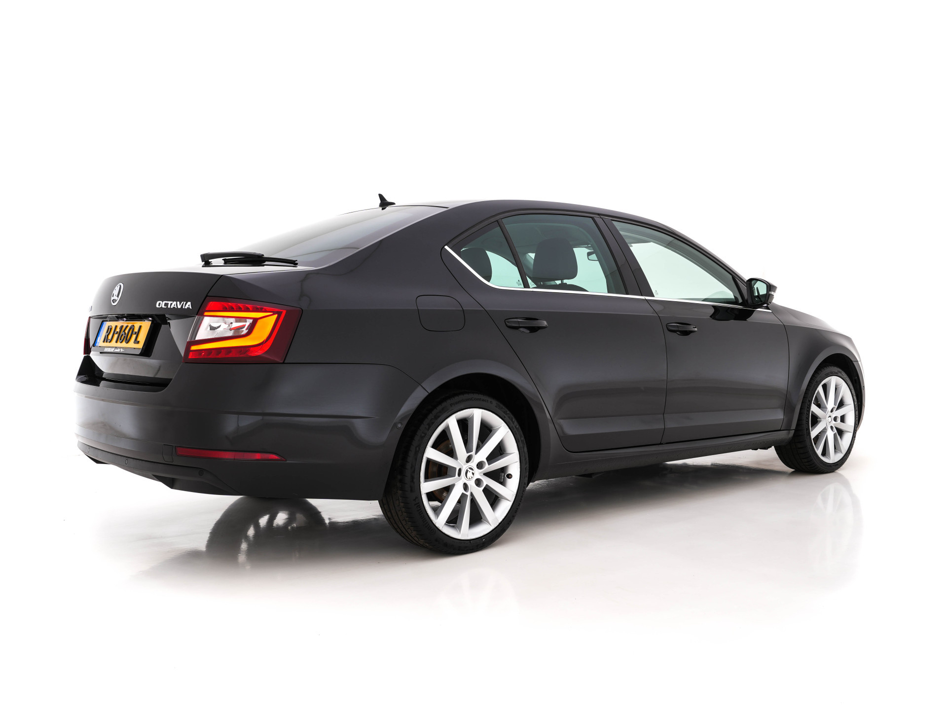 ŠKODA Octavia 1.0 TSI Greentech Style Business (INCL-BTW) Aut. *LEATHER-ALCANTARA | NAVI-FULLMAP | FULL-LED | CANTON-AUDIO | KEYLESS | DAB | HEATED-COMFORTSEATS | ECC | PARKPILOT | SHIFT-PADDLES | CRUISE | PRIVACY-GLASS | 18"ALU*