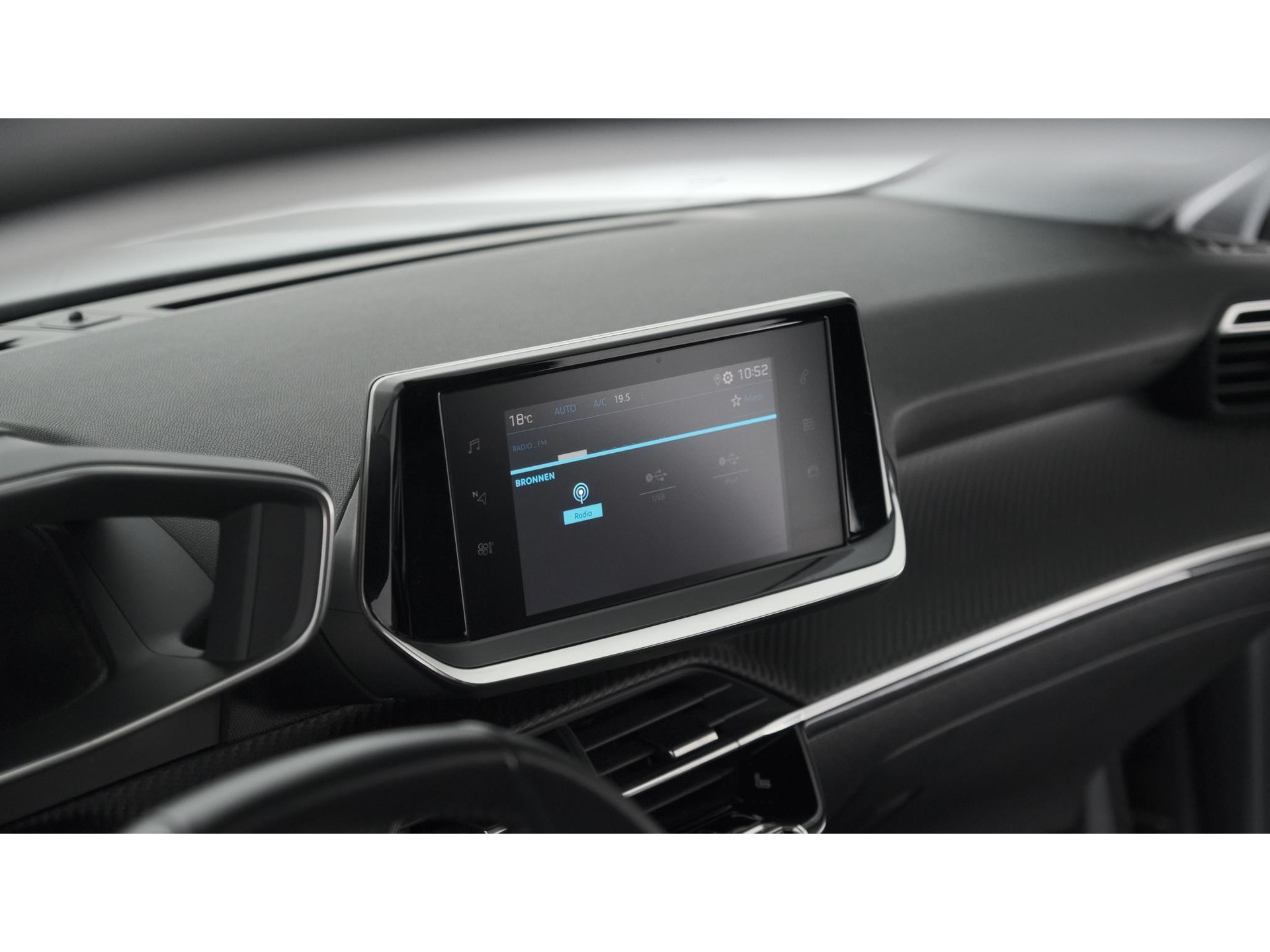 Peugeot 208 PureTech 100 EAT8 Allure | Parkeersensoren | Stoelverwarming | Apple Carplay | Climate Control