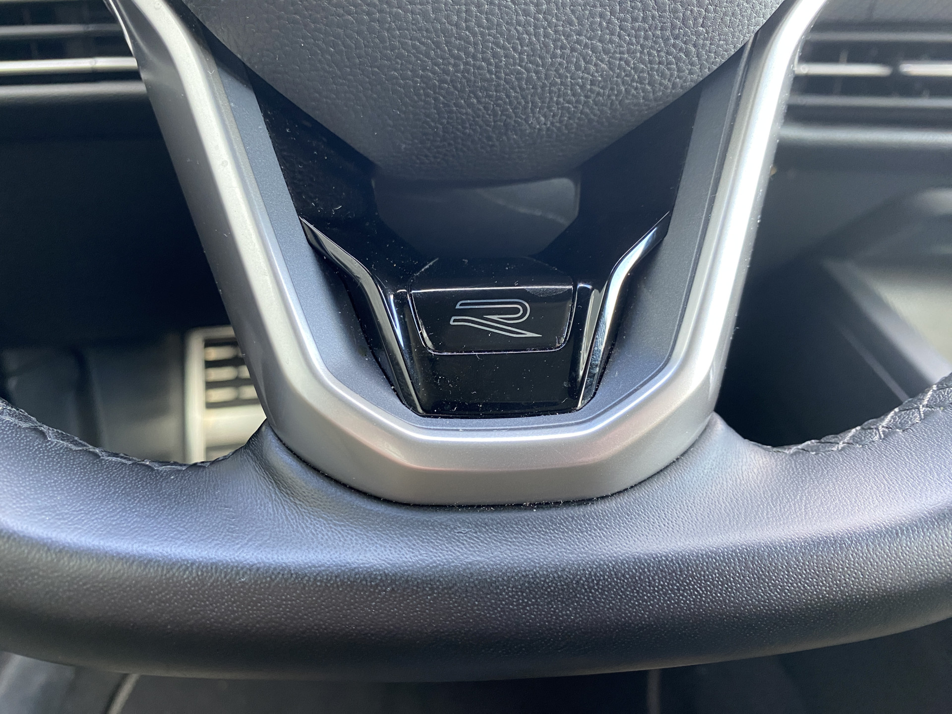 Volkswagen Golf 1.5 eTSI R-Line AUT. | dealer onderh. | panoramadak | stoel-/stuurverw. | keyless | trekhaak | carplay