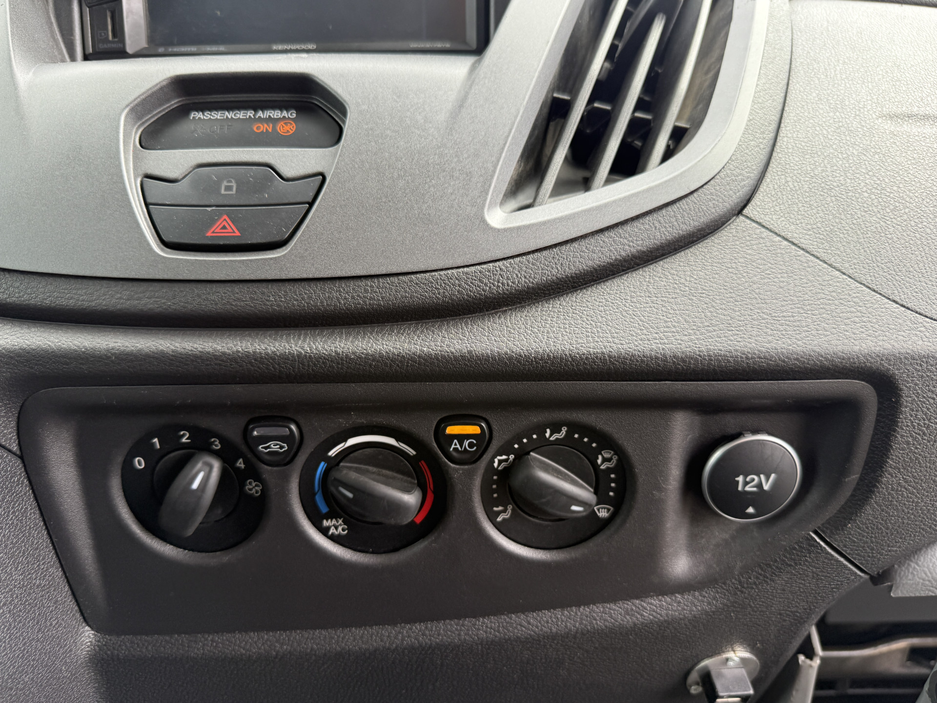 Ford Transit 2.0 TDCI 130PK L2H2 Airco Cruise Control Parkeersensoren Stoelverwarming Zwaailampen Kastwand Inbouw
