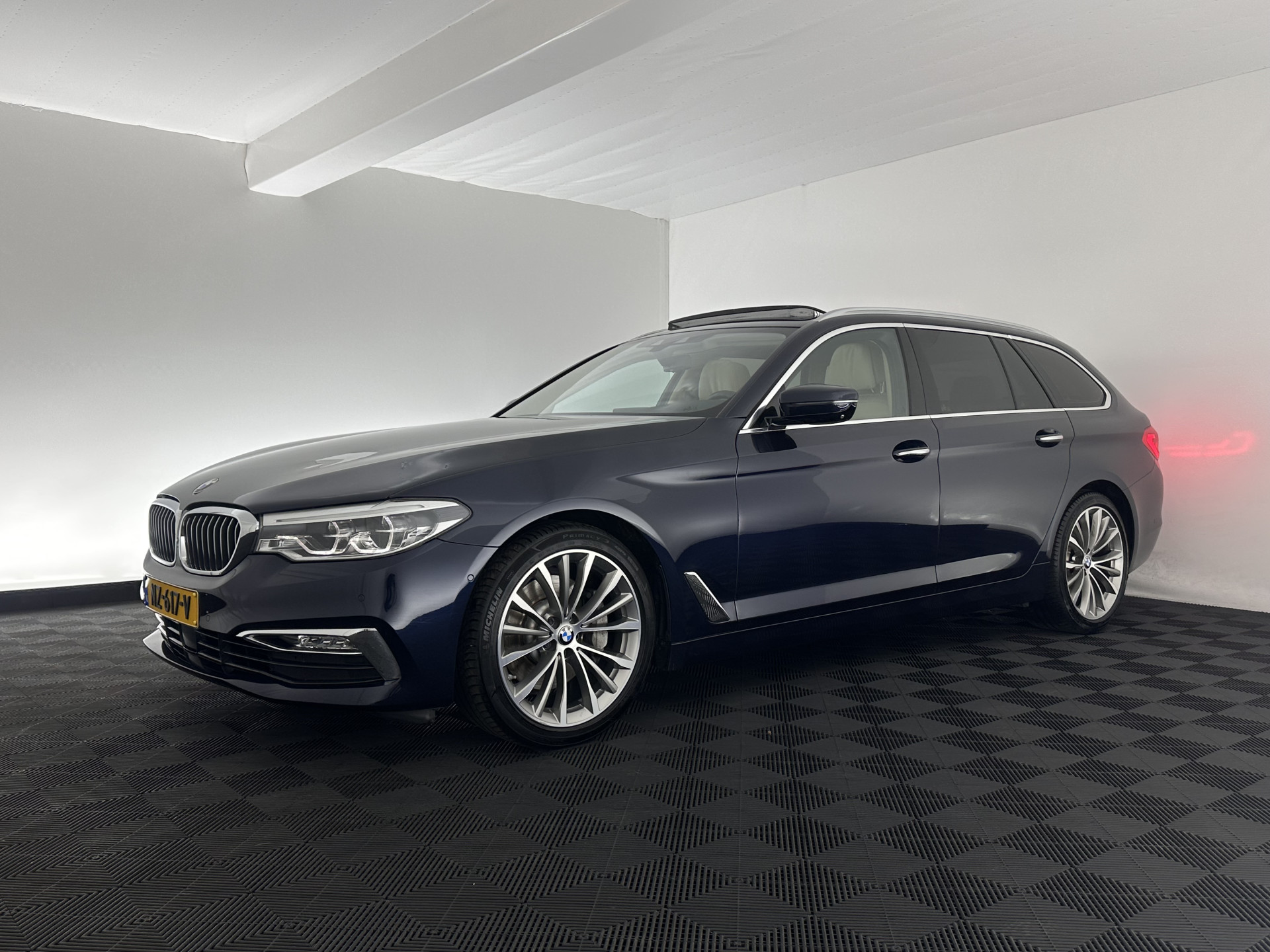BMW 5-serie Touring 530d High Executive Luxury-Line Aut. *PANO | BOWERS-WILKINS | LEATHER | FULL-LED | ADAPTIVE-CRUISE | BLINDSPOT | MEMORY-PACK | TOPVIEW | HEAD-UP | HEATED-COMFORTSEATS | DIGI-COCKPIT | NAVI-FULLMAP | TOWBAR | 19''ALU*