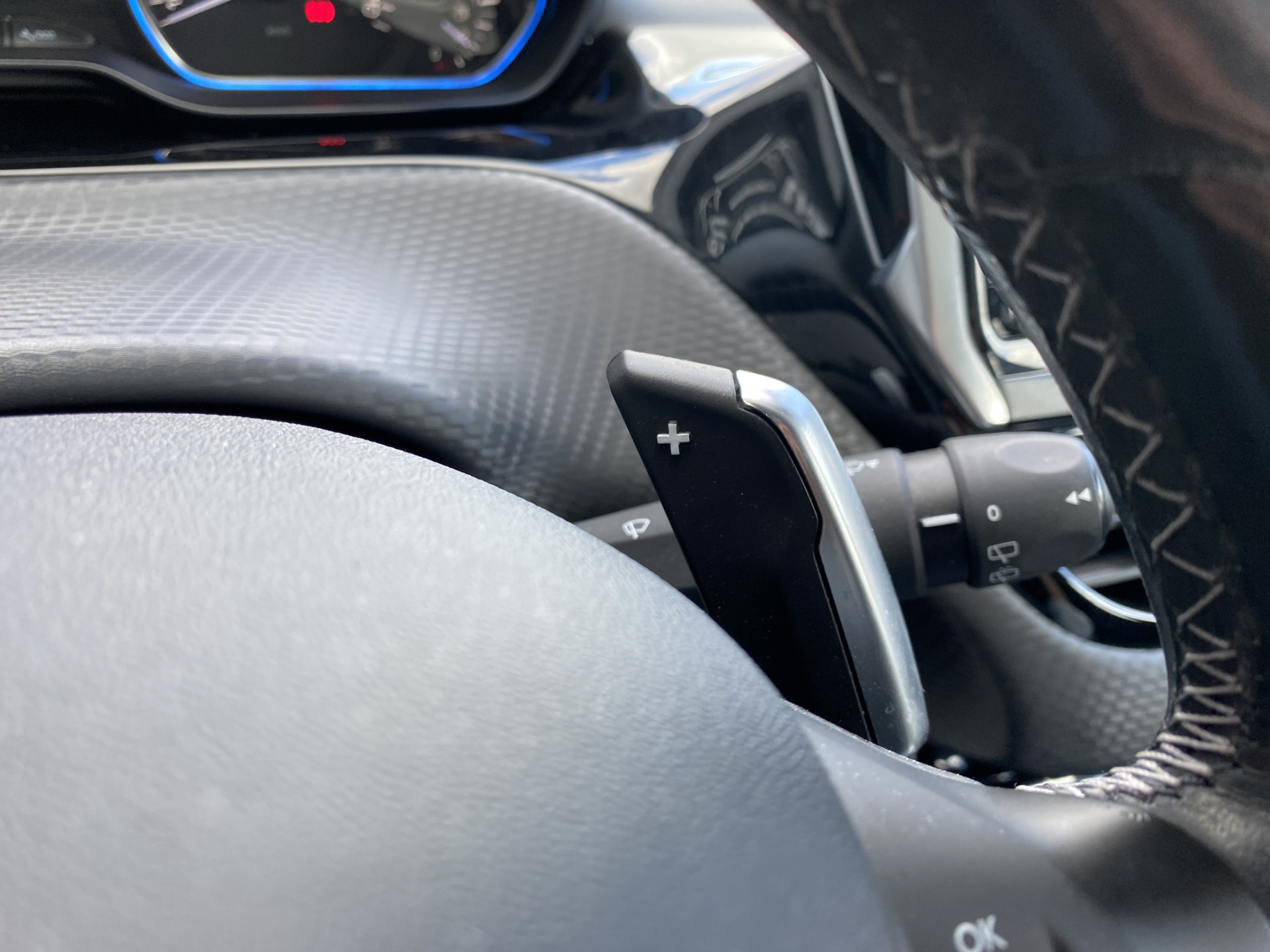 Peugeot 2008 1.2 PureTech Allure AUT. | dealer onderh. | panoramadak | trekhaak | navigatie | cruise control | all season banden