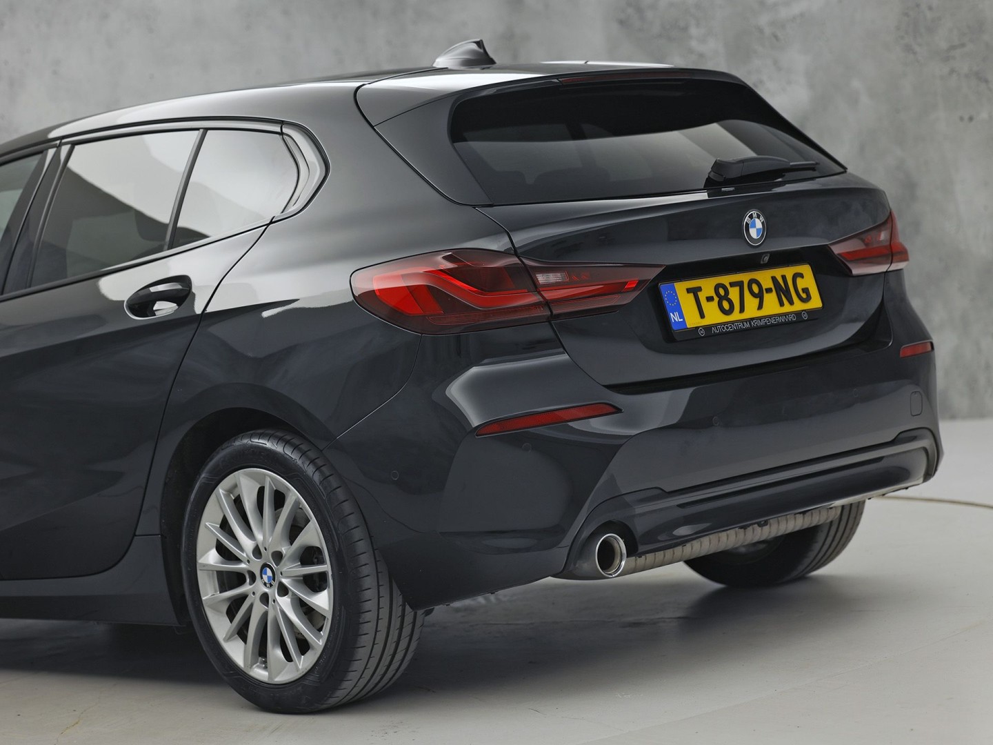 BMW 1 Serie 118i Sport Automaat (APPLE CARPLAY, DEALER ONDERHOUDEN, GROOT NAVI, CAMERA, STUUR/STOELVERWARMING, SPORTSTOELEN, TREKHAAK, GETINT GLAS, ELEK ACHTERKLEP, NIEUWSTAAT)