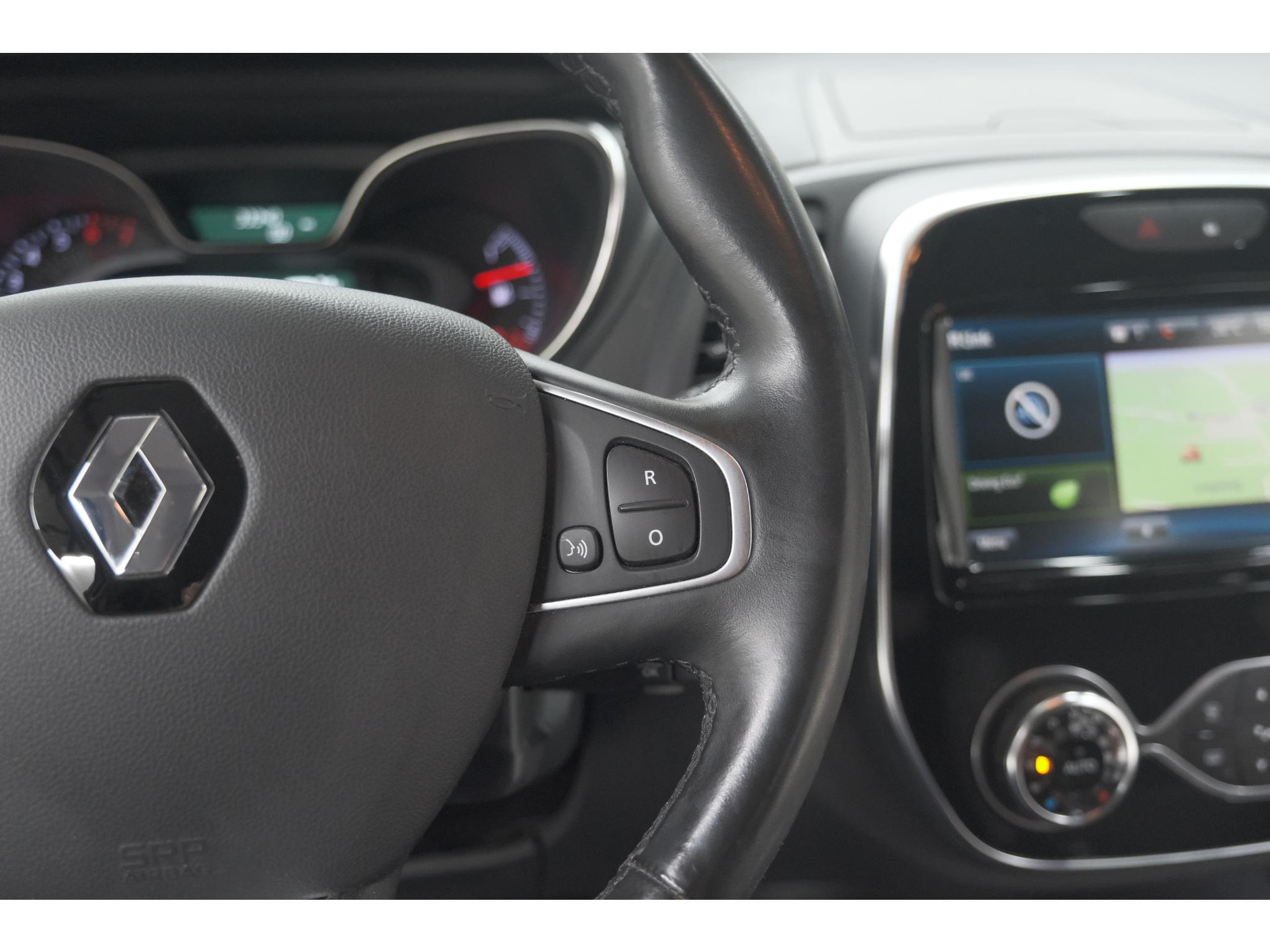 Renault Captur TCe 120 EDC Intens | Trekhaak | Camera | Navigatie | Parkeersensoren
