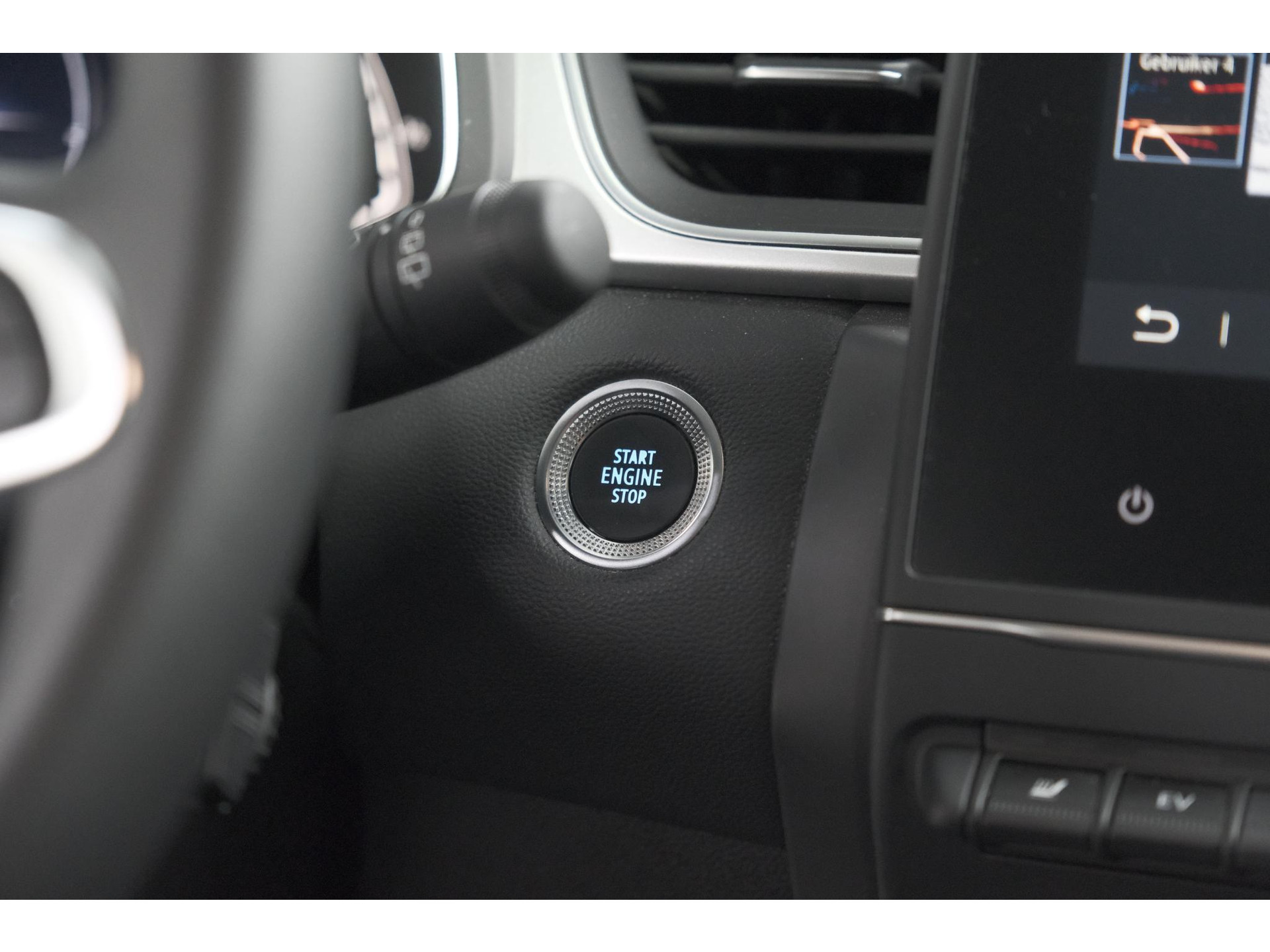 Renault Captur 1.6 E-Tech Hybrid 145 Intens | Trekhaak | Camera | Stoelverwarming | Navigatie