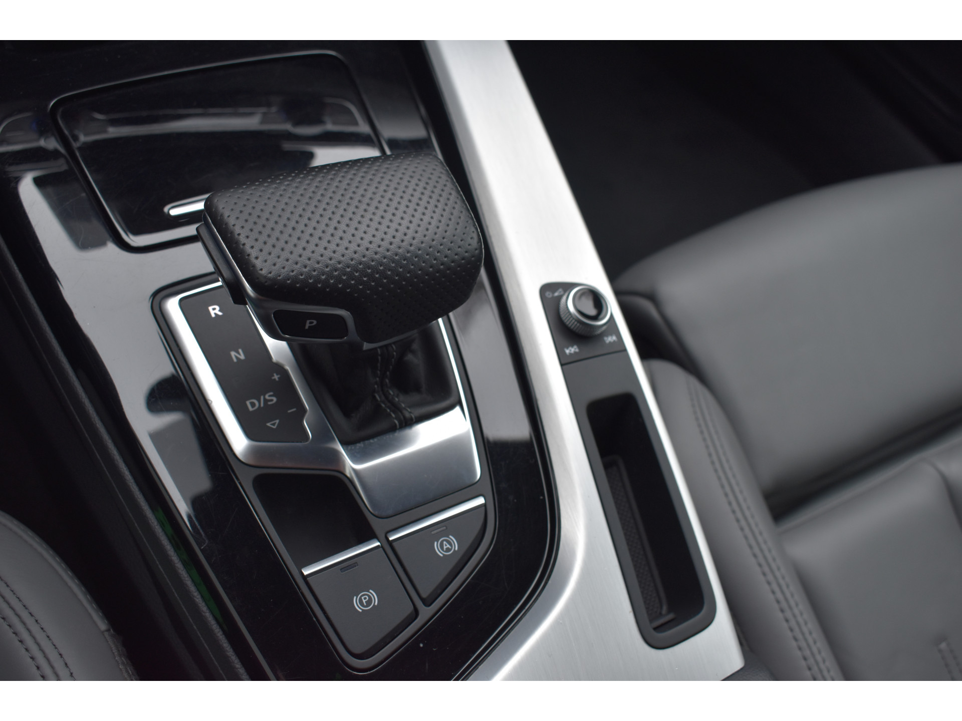 Audi A4 Limousine 35 TFSI S-line 2.0 Mild Hybrid S-line black-line Automaat Leder interieur