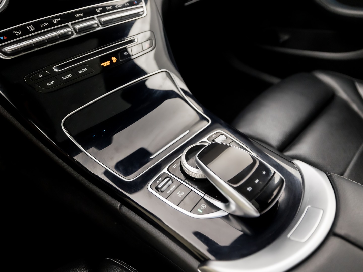 Mercedes-Benz C-Klasse 180 AMG Sport 156Pk Automaat (PANORAMADAK, NAVIGATIE, LEDER, ELEK SPORTSTOELEN, STOELVERWARMING, ELEK ACHTERKLEP, GETINT GLAS, ZWART HEMEL, NIEUWSTAAT)