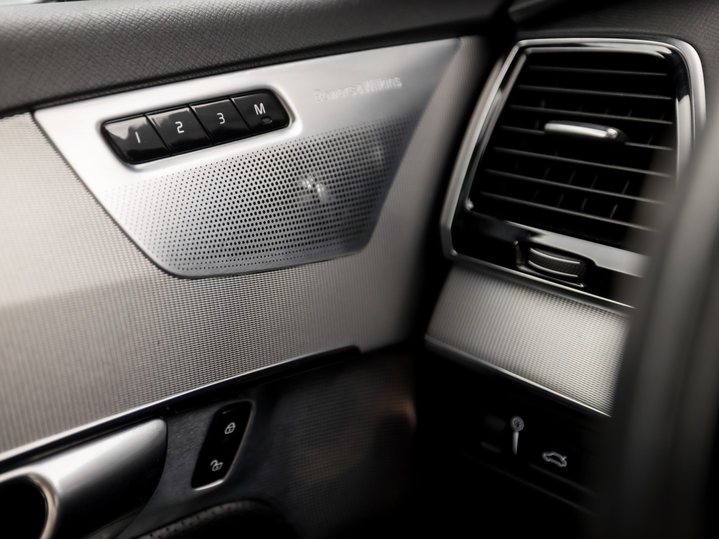 Volvo XC90 2.0 T8 Twin Engine AWD R-Design 7 Persoons 408Pk Automaat (PANORAMADAK, 1e EIGENAAR, LUCHTVERING, APPLE CARPLAY, BOWERS&WILKINS, HEAD-UP DISPLAY, STUUR/STOELVERWARMING, CAMERA, ELEK ACHTERKLEP, NIEUWSTAAT)