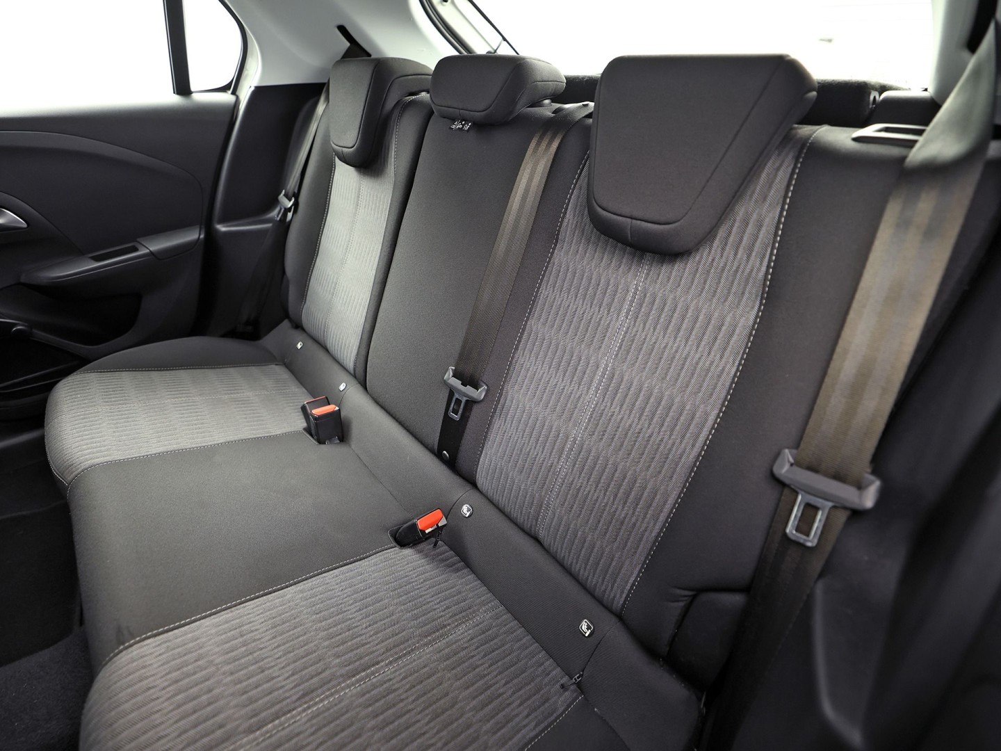 Opel Corsa 1.2 Sport Automaat (APPLE CARPLAY, GROOT NAVI, PARKEERSENSOREN, LEDER STUURWIEL, SPORTSTOELEN, LED KOPLAMPEN, LM VELGEN, CRUISE, NIEUWSTAAT)