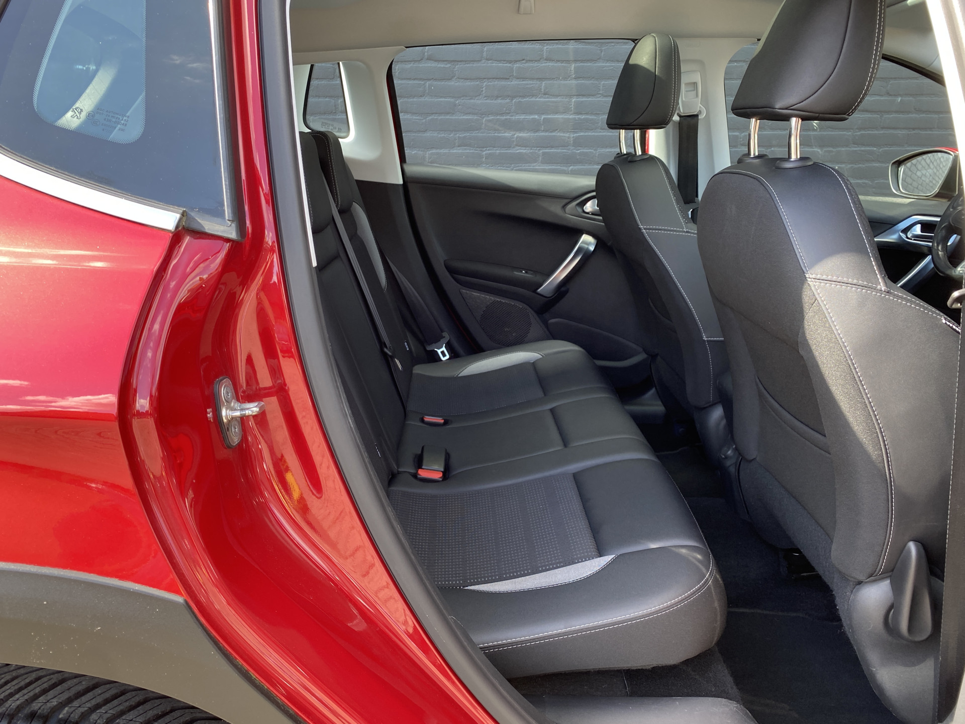 Peugeot 2008 1.2 PureTech Allure AUT. | dealer onderh. | panoramadak | trekhaak | navigatie | cruise control | all season banden