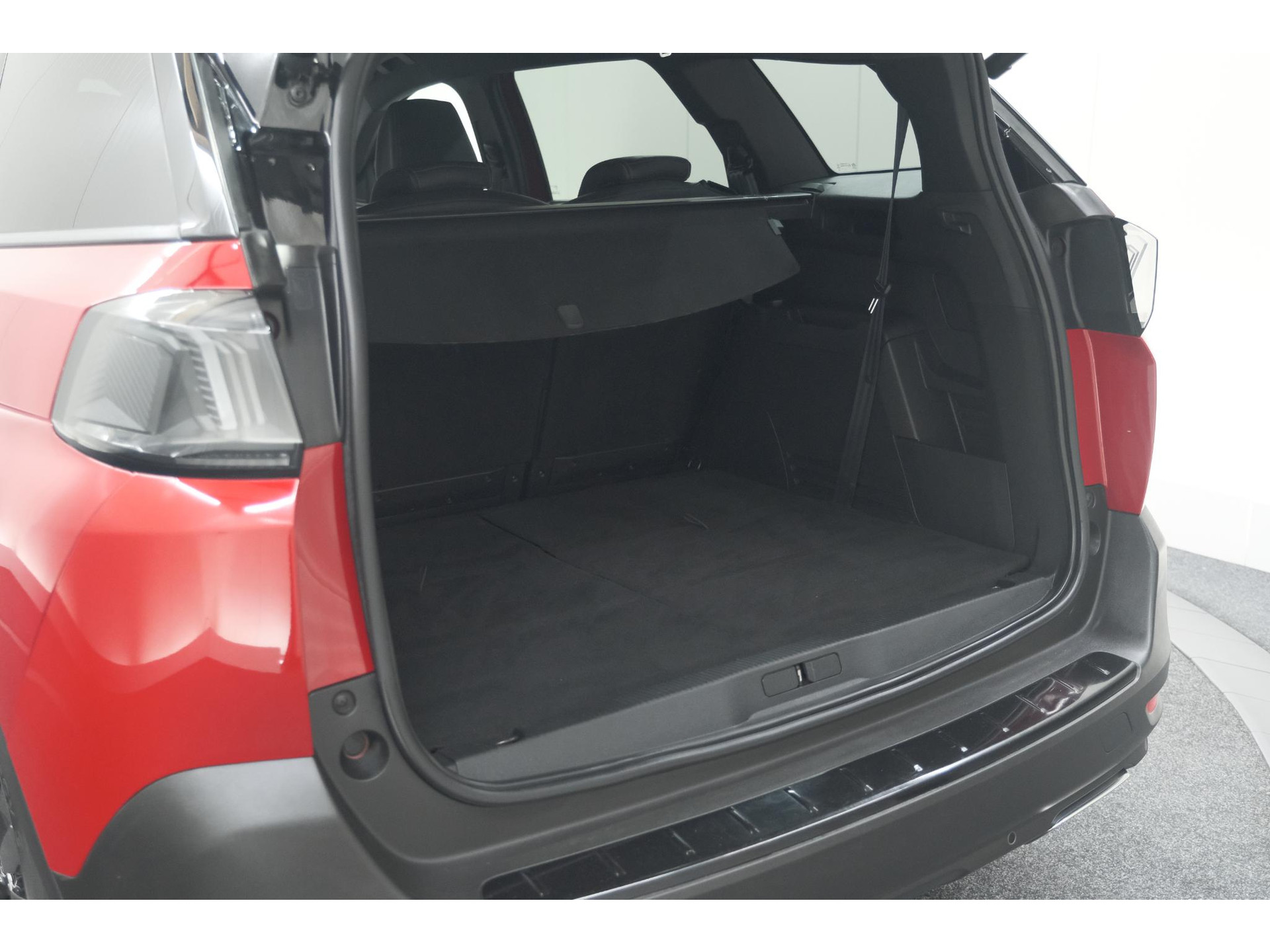 Peugeot 5008 PureTech 130 EAT8 GT Black Pack | Elektrische Kofferklep | Camera | Adaptieve Cruise Control | Dodehoekdetectie