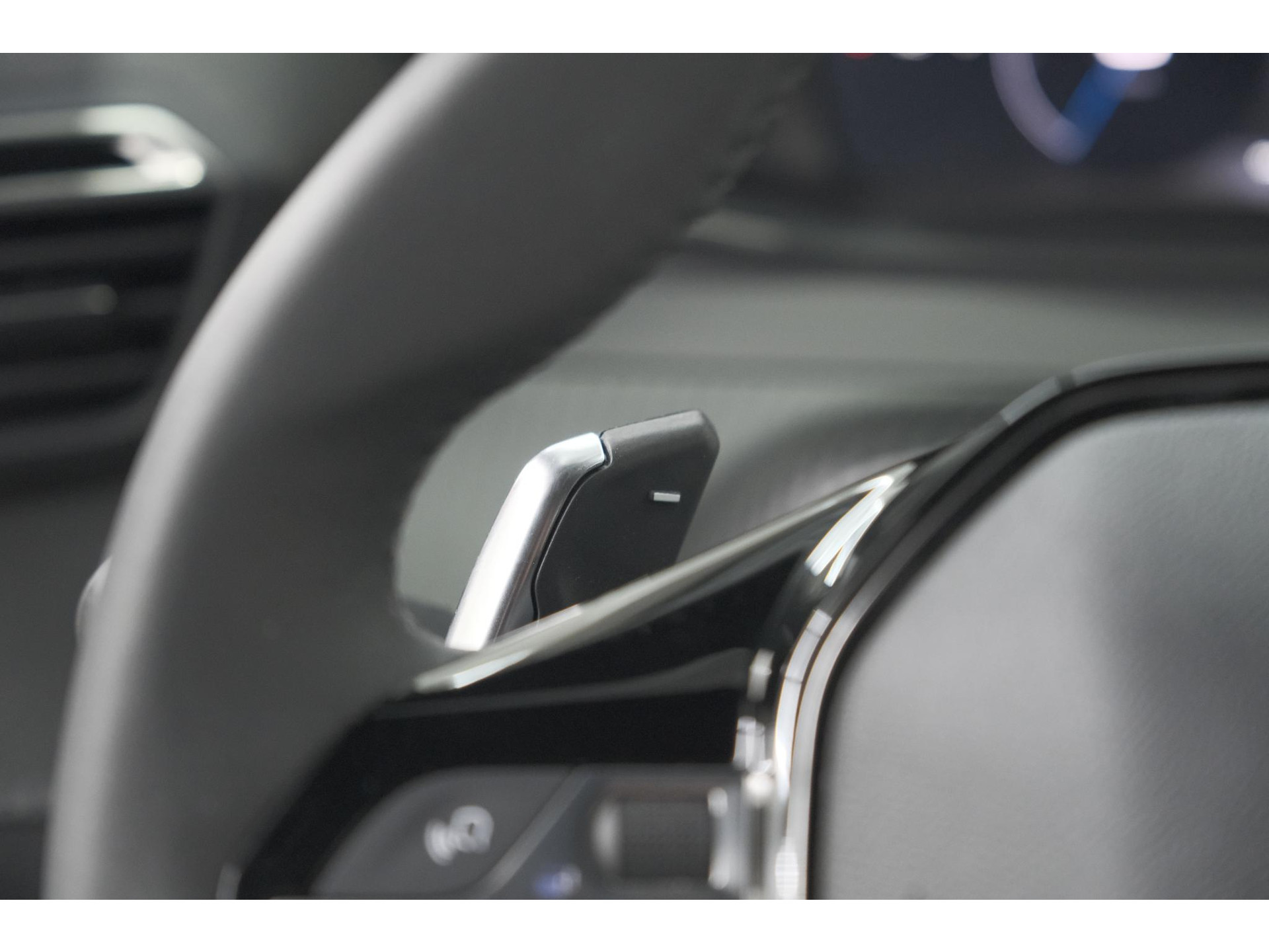 Peugeot 2008 1.2 Hybrid 145 Allure | 360 Camera | Adaptieve Cruise Control | Dodehoekdetectie | Apple Carplay